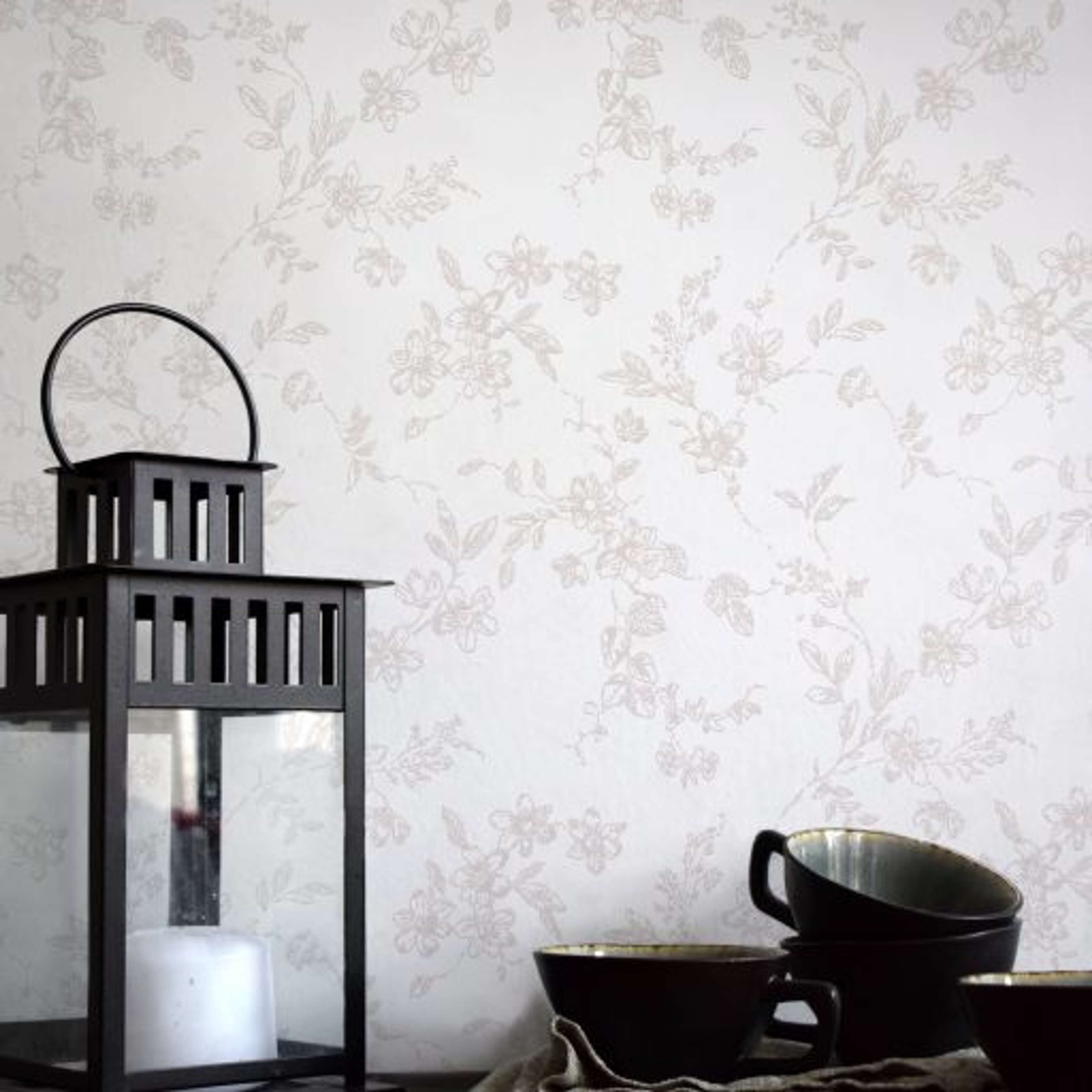 Bella, Beige tapet från duro med blommigt mönster i vit. Från kollektionen Spira. Nonwoven-material med rak passning. Country-stil.