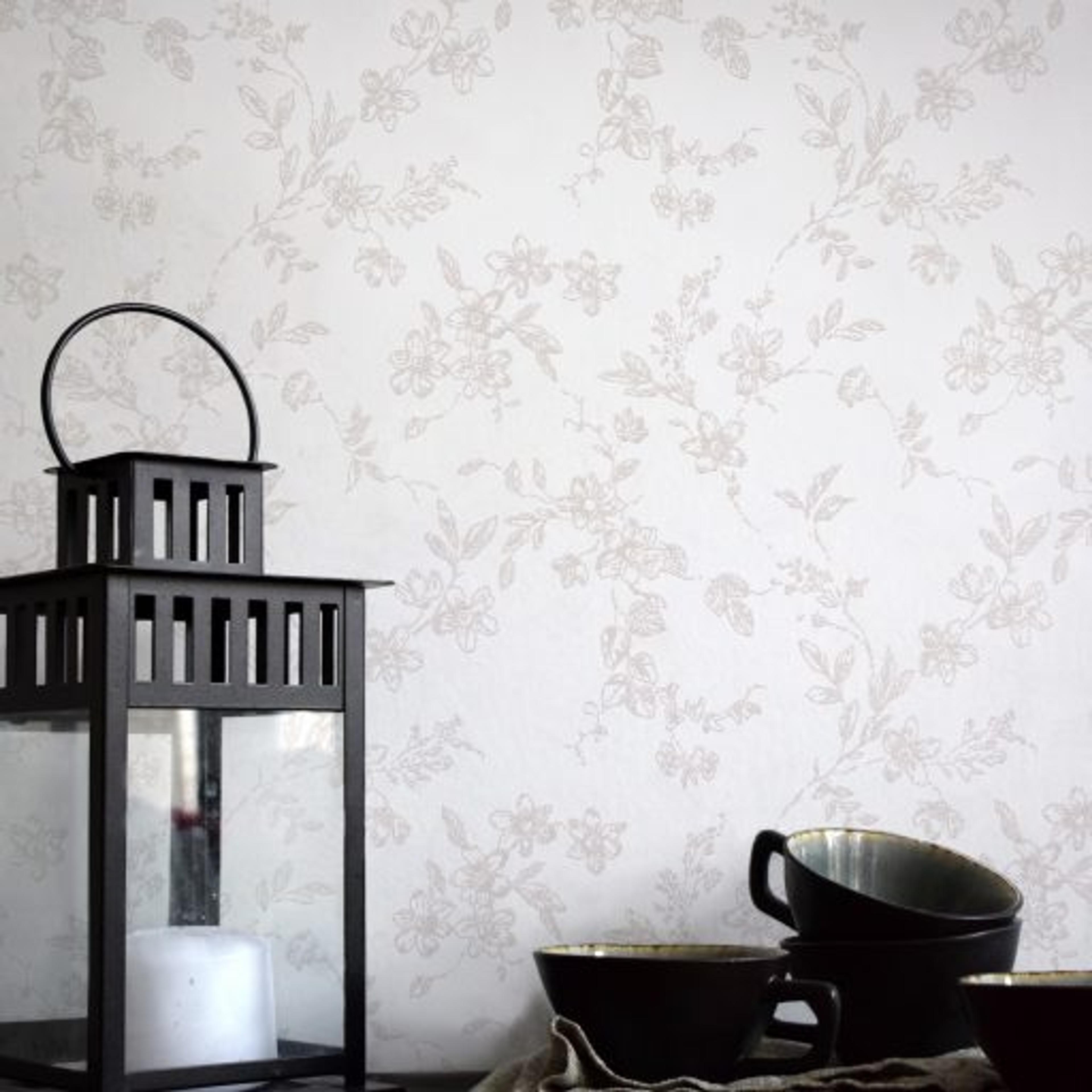 Bella, Beige tapet från duro med blommigt mönster i vit. Från kollektionen Spira. Nonwoven-material med rak passning. Country-stil.