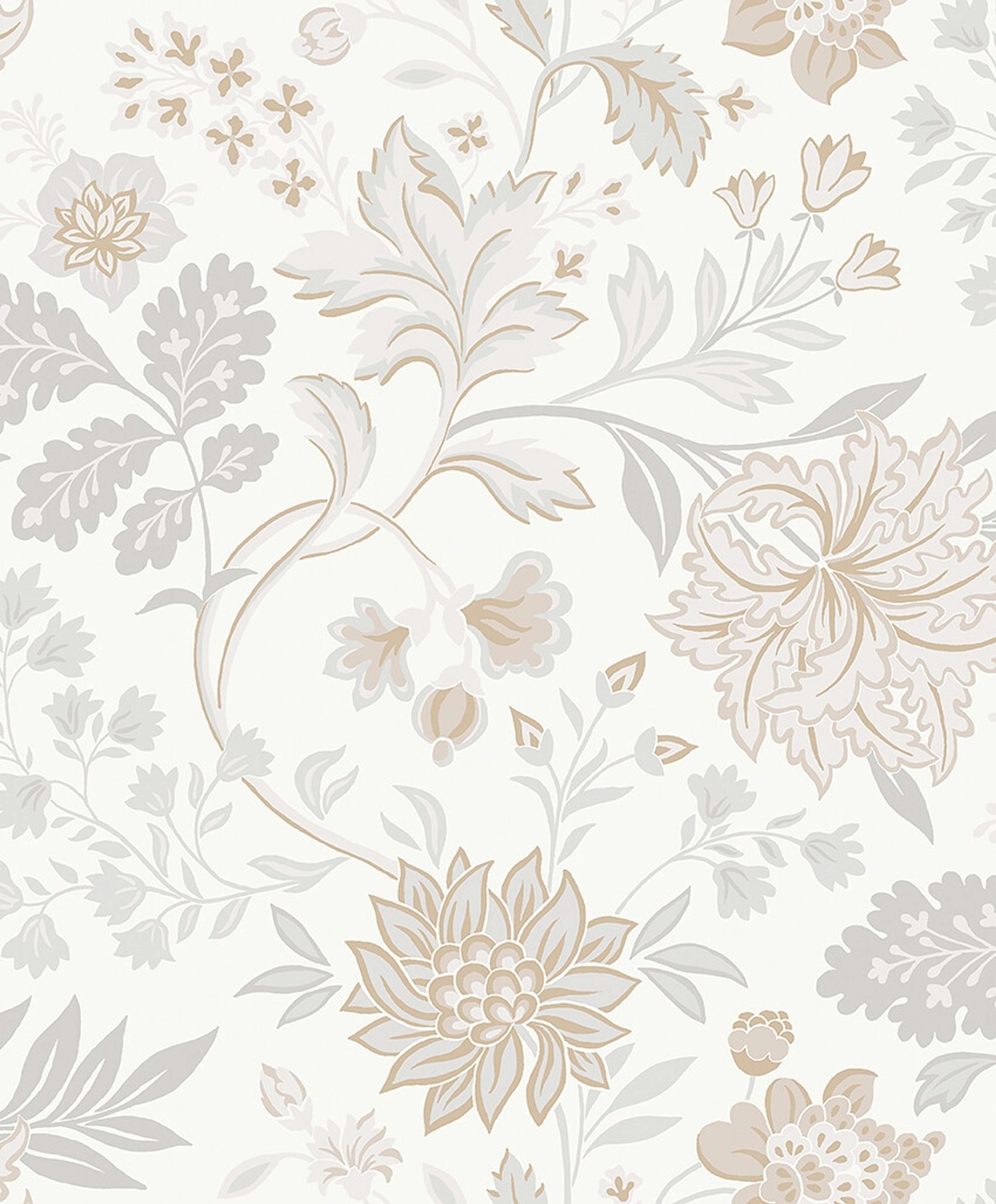 Alicia, ljusgrå/beige tapet med blommigt mönster i vit. Från kollektionen Vårt Arkiv. Nonwoven-material med förskjuten passning.