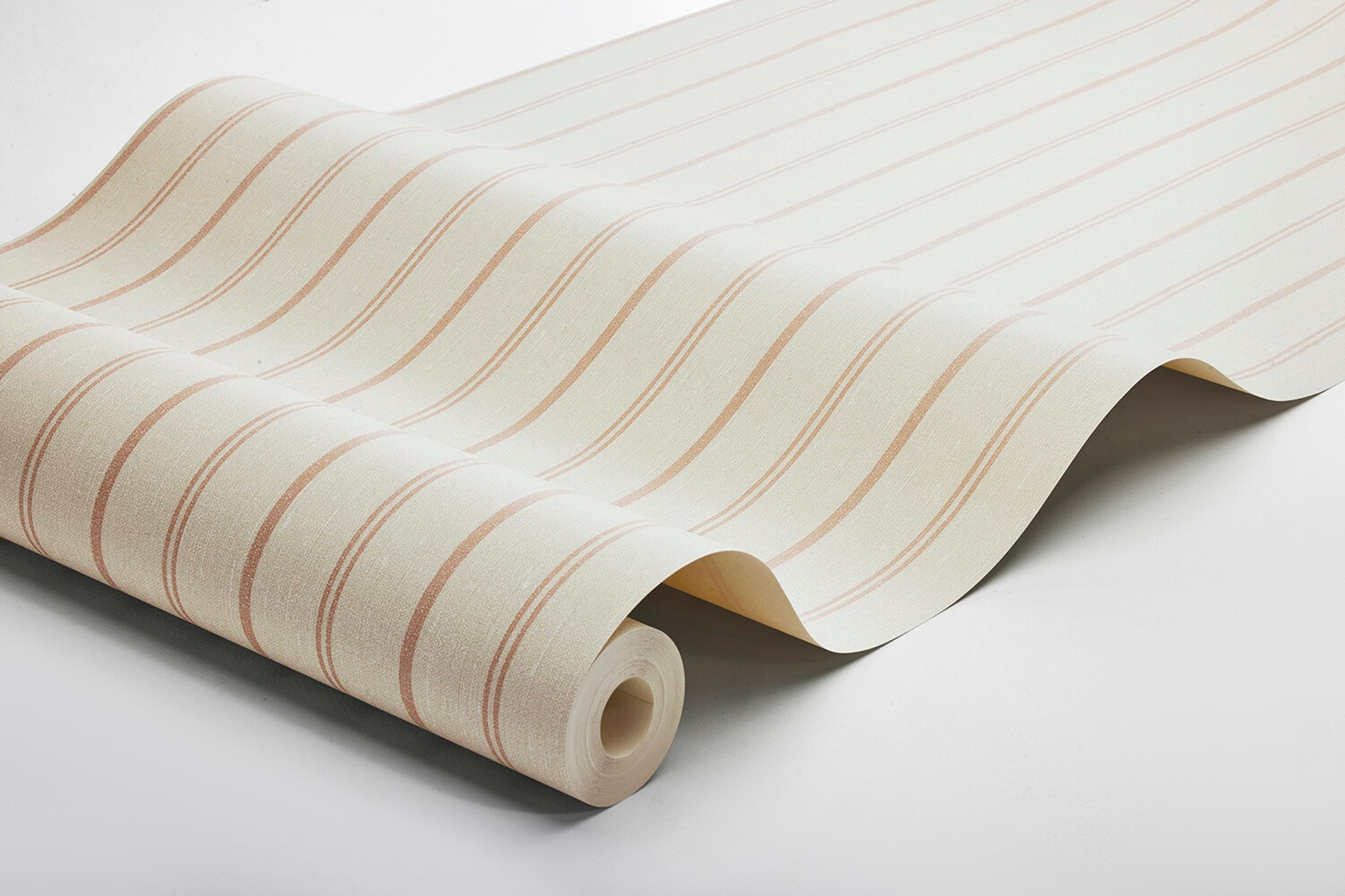 Woodland Stripe tapet med randigt mönster i beige. Från kollektionen Woodland. Nonwoven-material.