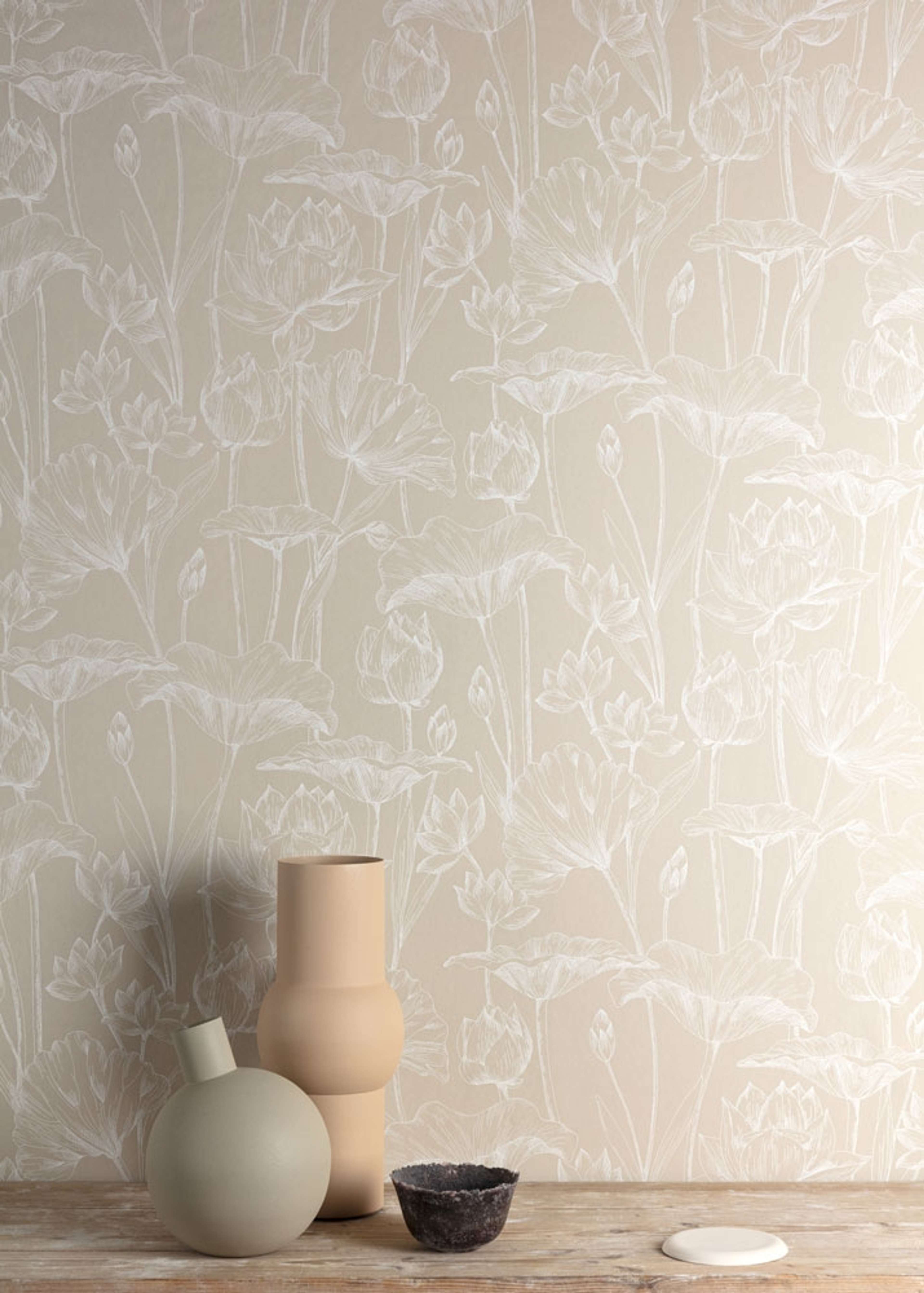 Lotus linen tapet med blommigt mönster i beige. Från kollektionen lotus. Nonwoven-material med förskjuten passning.