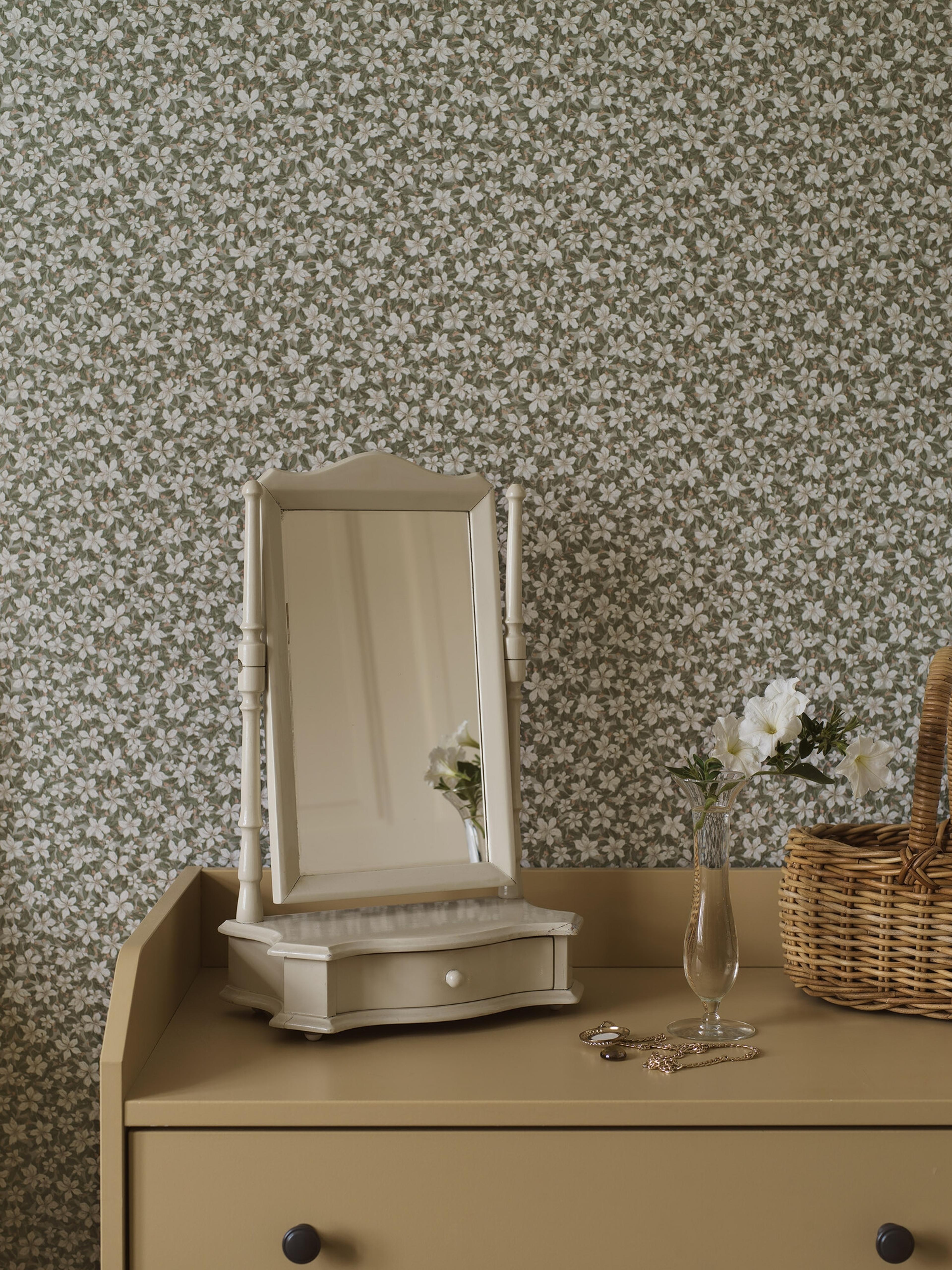 Skogsblomst tapet med blommigt mönster i grön och beige. Från kollektionen timeless traditions. Nonwoven-material med rak passning. Country-stil.