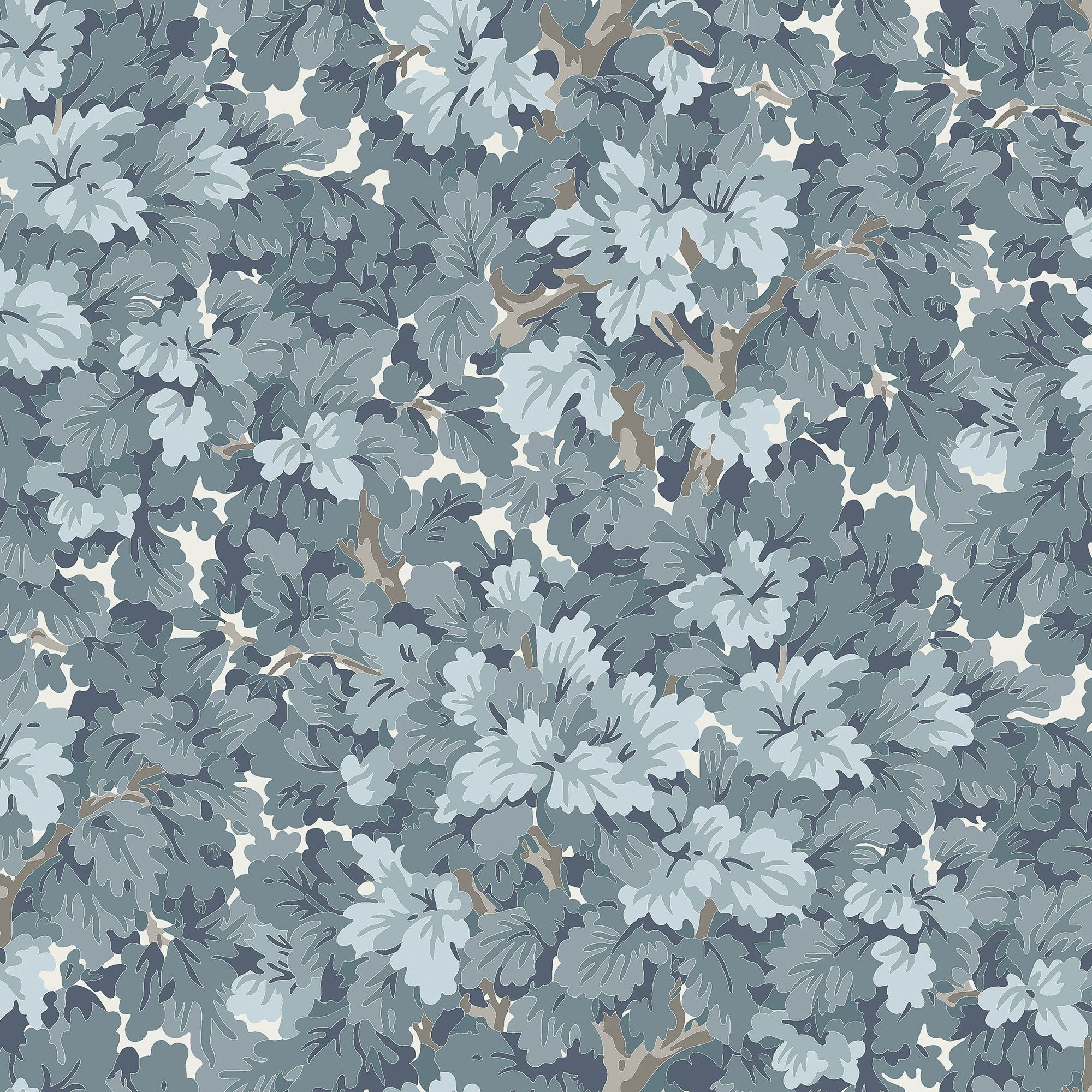 Lilla Dockekulla Blå tapet med botaniskt mönster i blå. Från kollektionen Gammalsvenska klassiker 1850–1950. Nonwoven-material med rak passning.