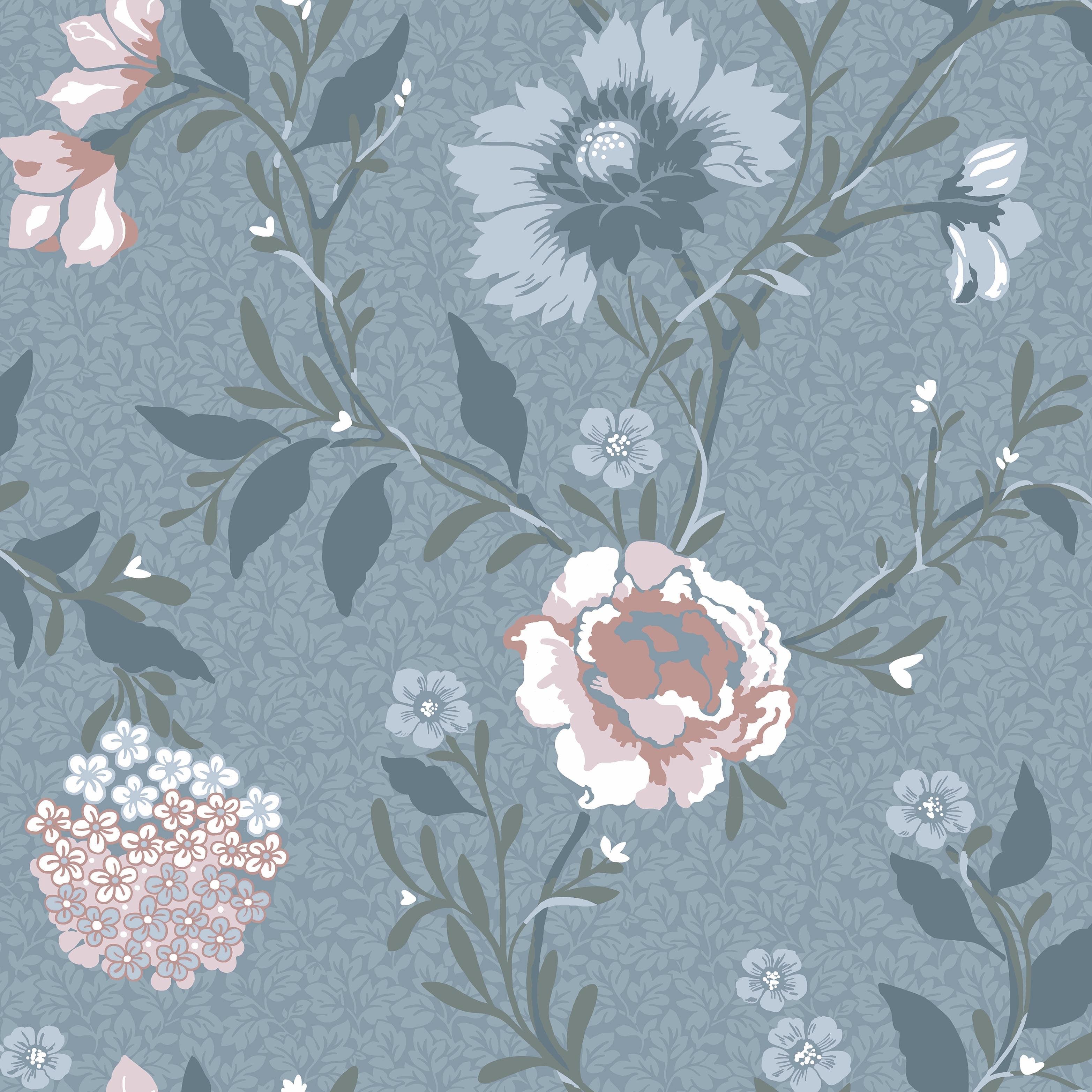 Vildros, blå tapet med blommigt mönster i blå. Från kollektionen Blommor & Blad. Nonwoven-material med förskjuten passning.