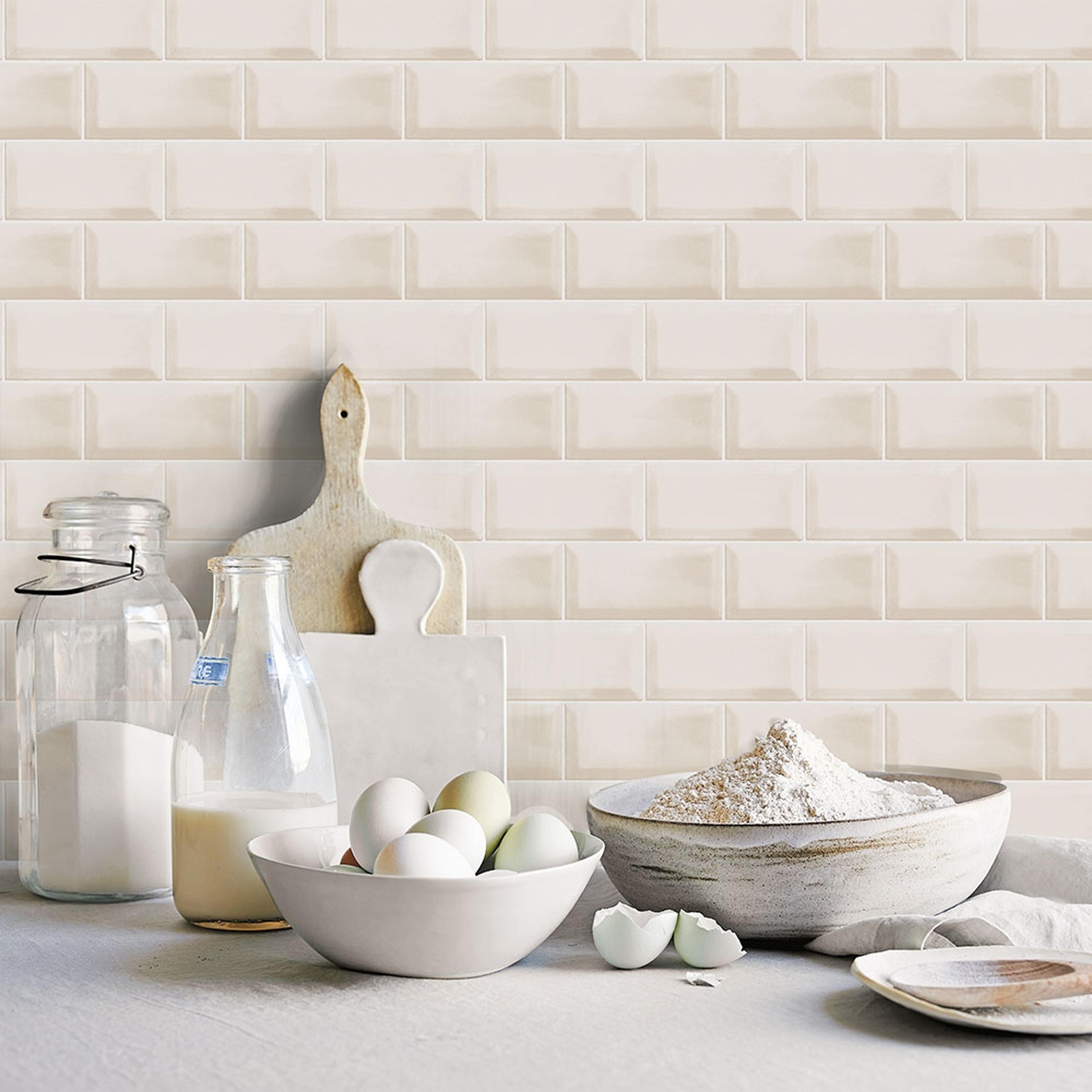 Metro Tile tapet i beige. Från kollektionen Just Kitchens. Nonwoven-material med rak passning.
