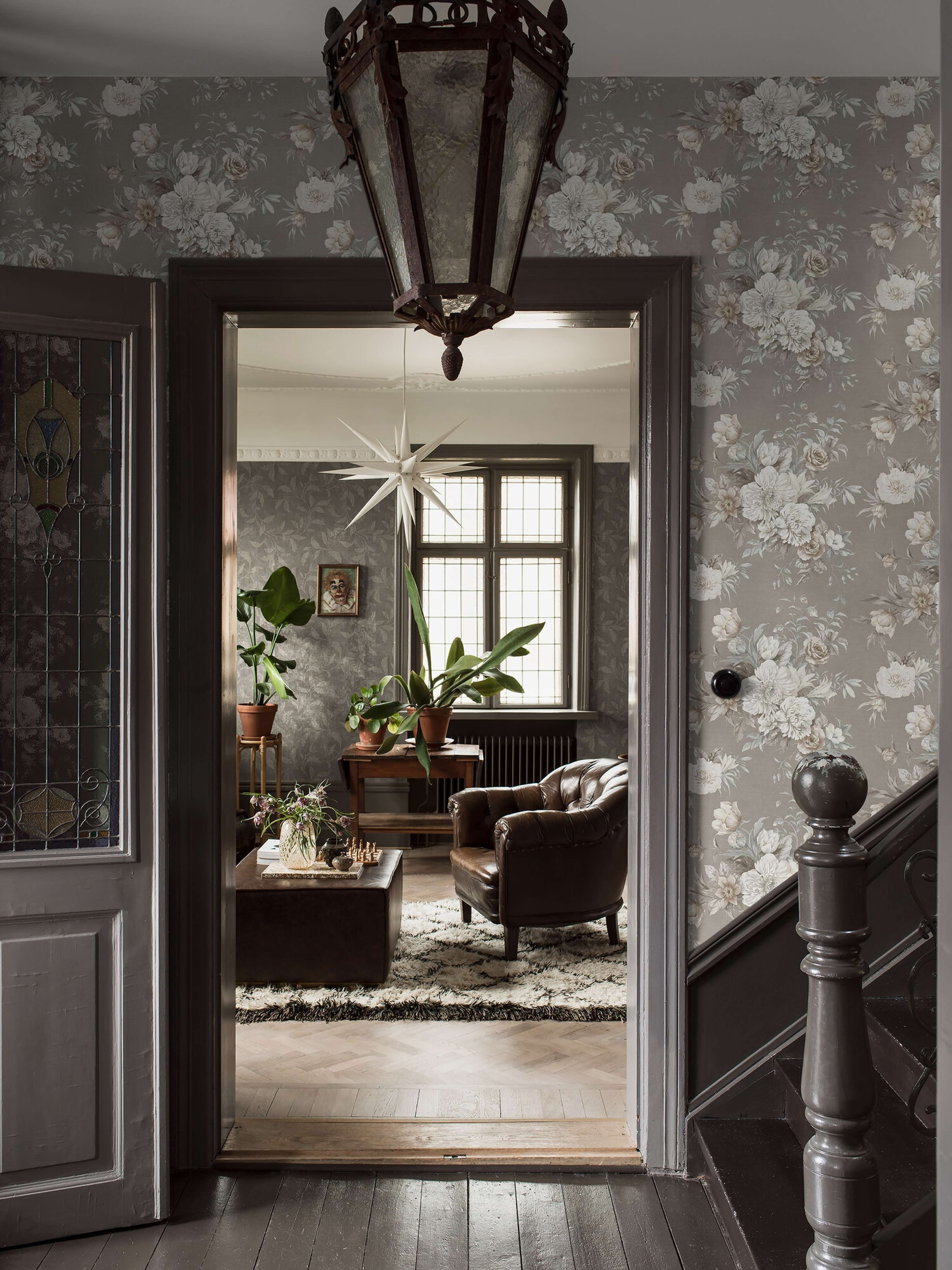 Floral Charm tapet tapet med blommigt mönster i grå. Från kollektionen Dreamy Escape. Nonwoven-material med förskjuten passning. Passar i vardagsrum och matsal.
