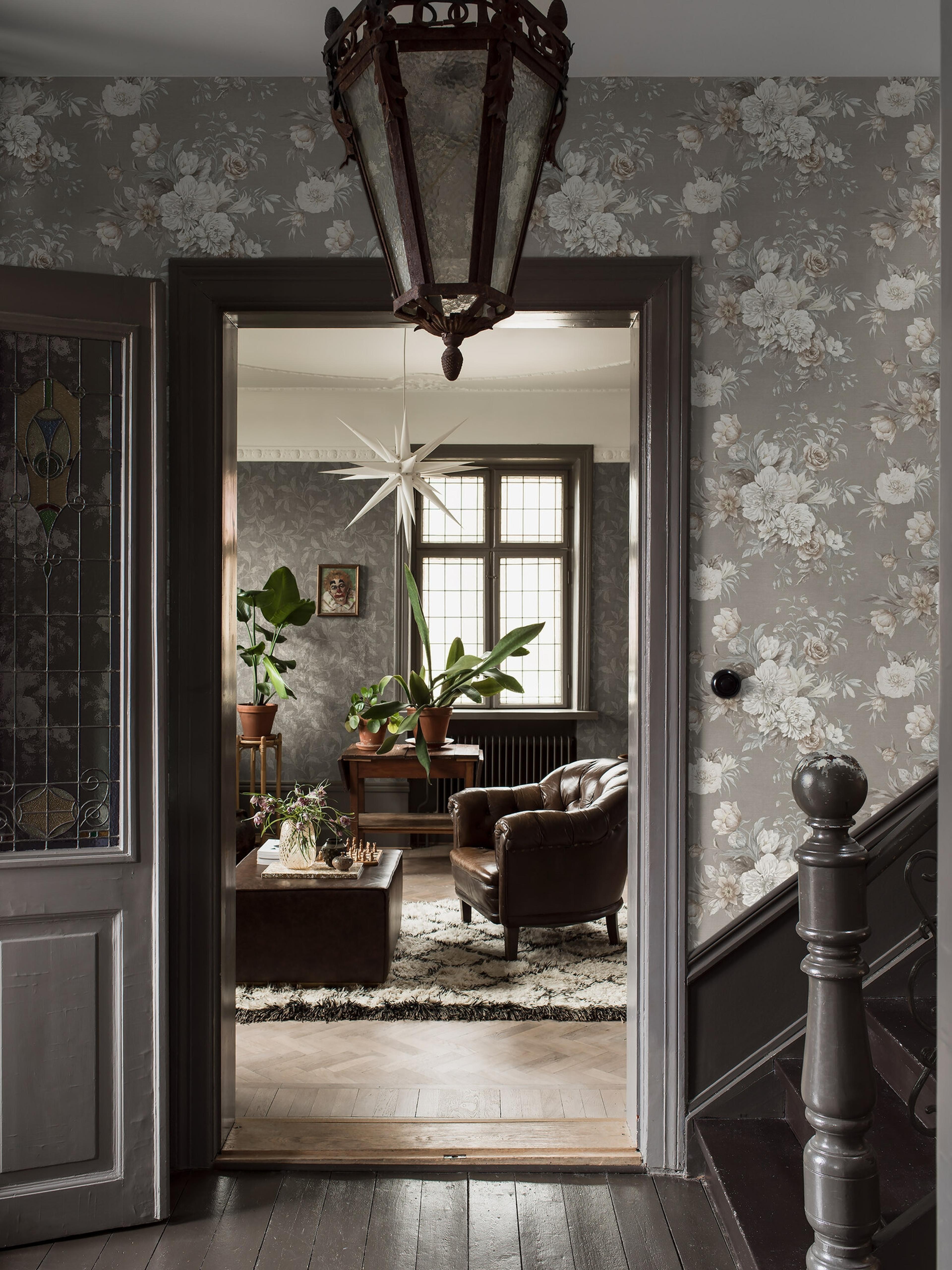 Floral Charm tapet tapet med blommigt mönster i grå. Från kollektionen Dreamy Escape. Nonwoven-material med förskjuten passning. Passar i vardagsrum och matsal.