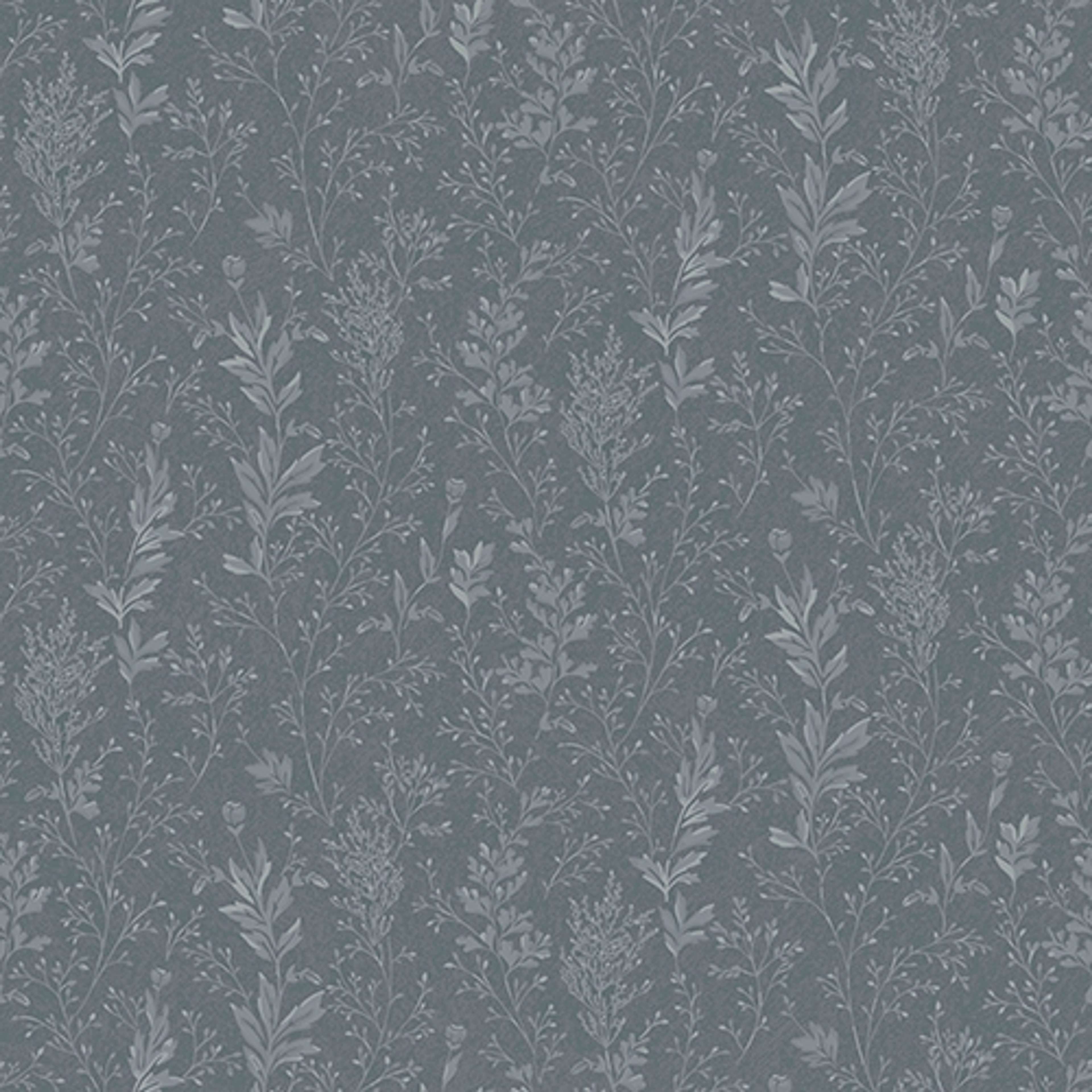 Tuva, blågrå tapet tapet med botaniskt mönster i blå. Från kollektionen Hav & Land. Nonwoven-material med rak passning.