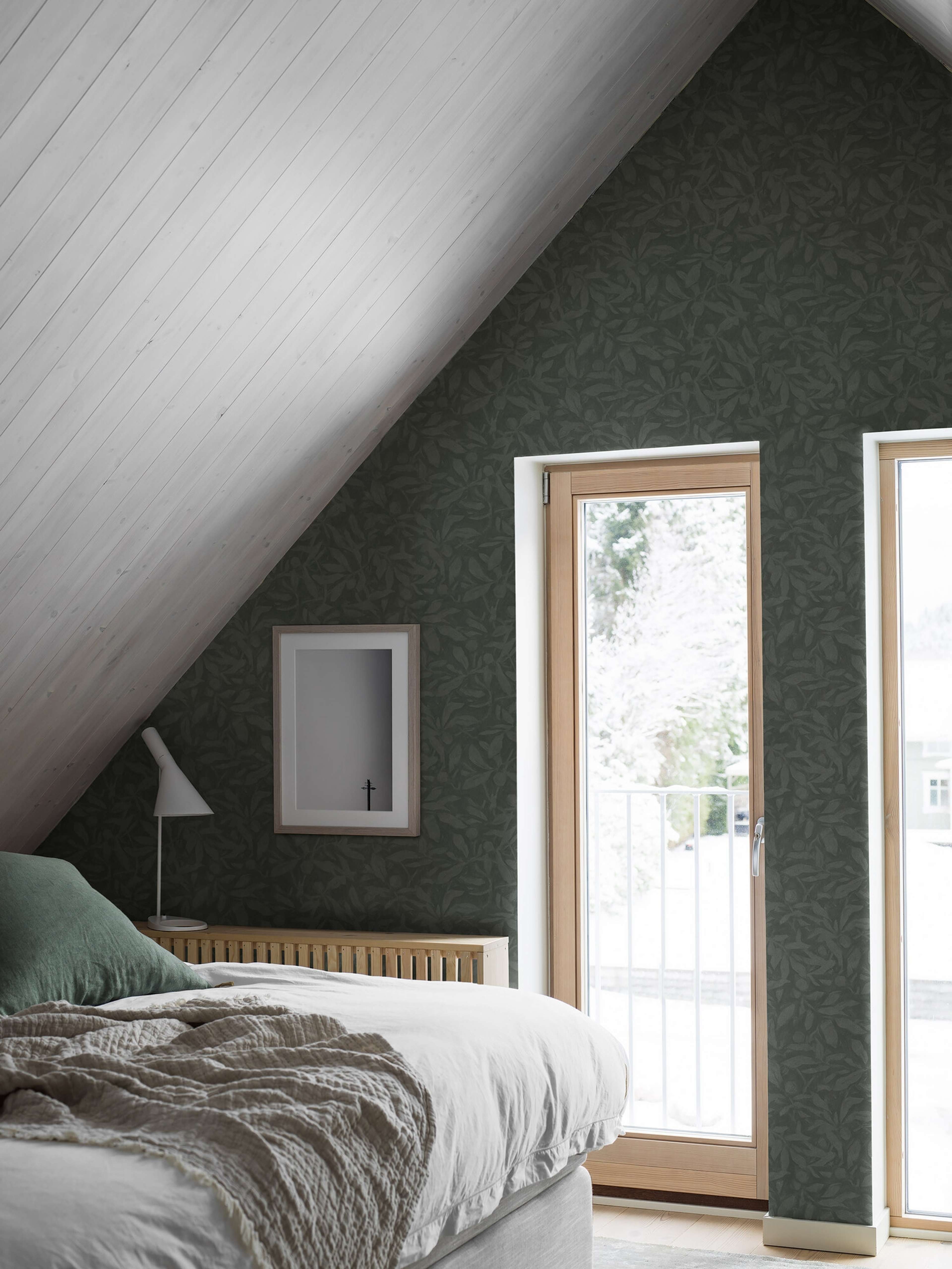 Skogsparken tapet med botaniskt mönster i grön. Från kollektionen Alla Tiders Hus. Nonwoven-material med förskjuten passning. Passar i vardagsrum, matsal och kök.