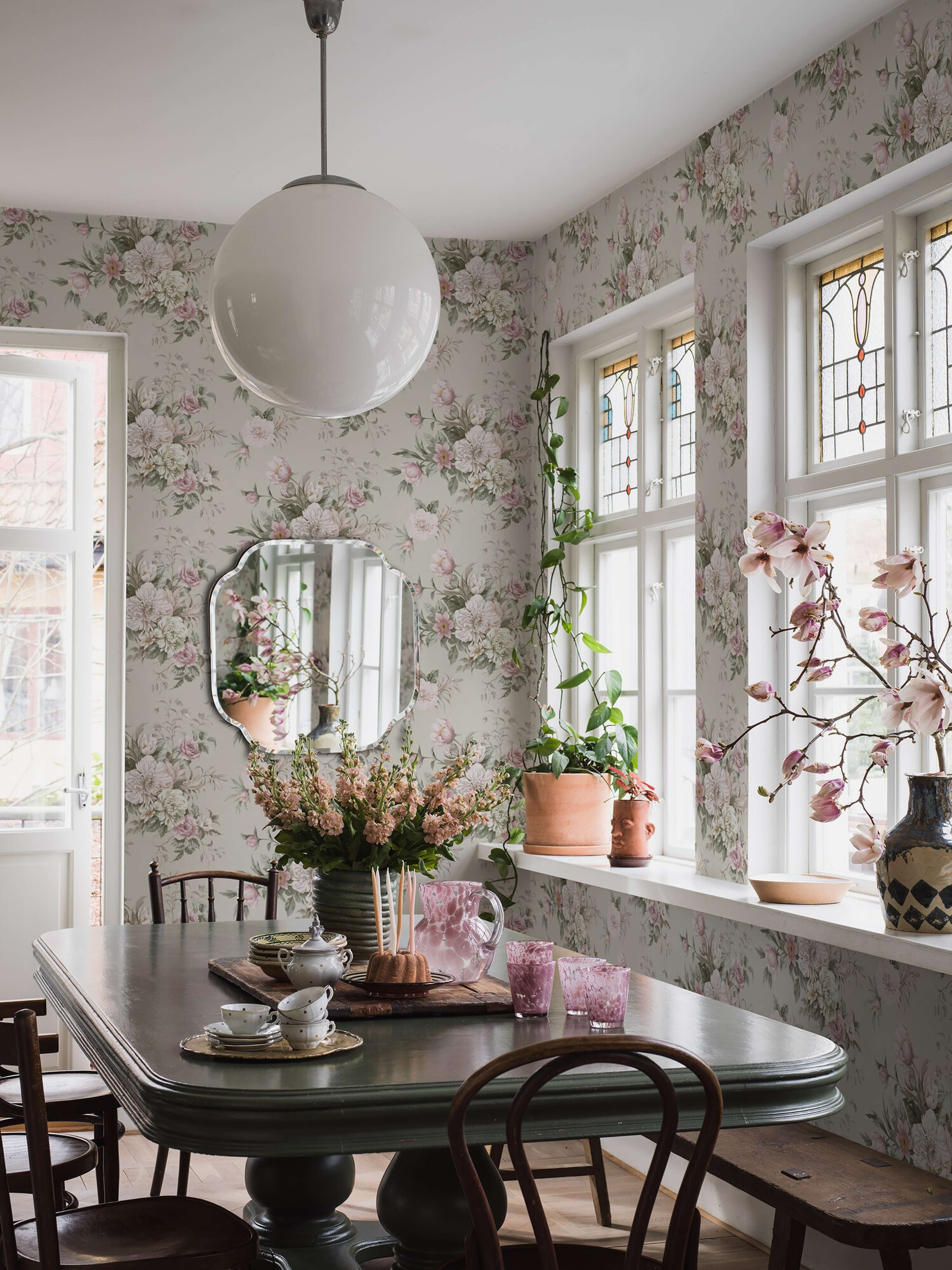 Floral Charm tapet tapet med blommigt mönster i beige. Från kollektionen Dreamy Escape. Nonwoven-material med förskjuten passning. Passar i vardagsrum och matsal.