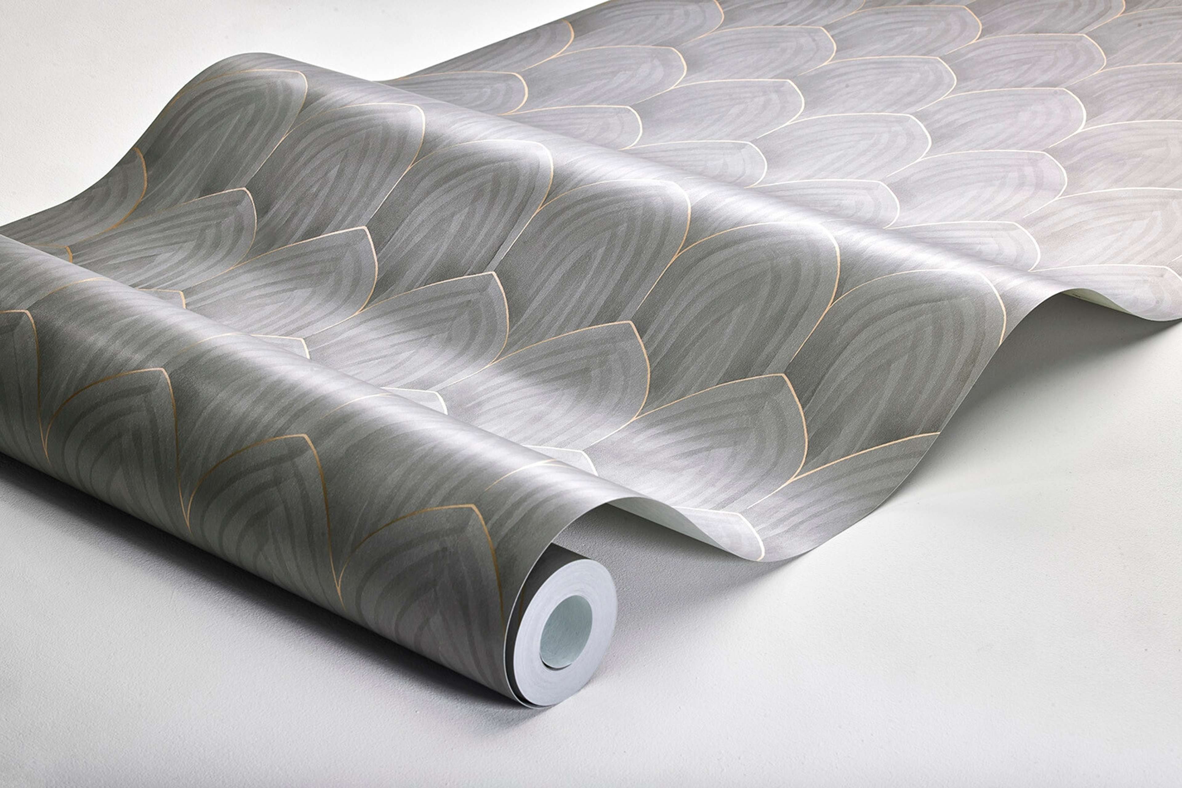 Golden Arches tapet tapet med geometriskt mönster i grå. Från kollektionen Dreamy Escape. Nonwoven-material med rak passning. Passar i vardagsrum och matsal.