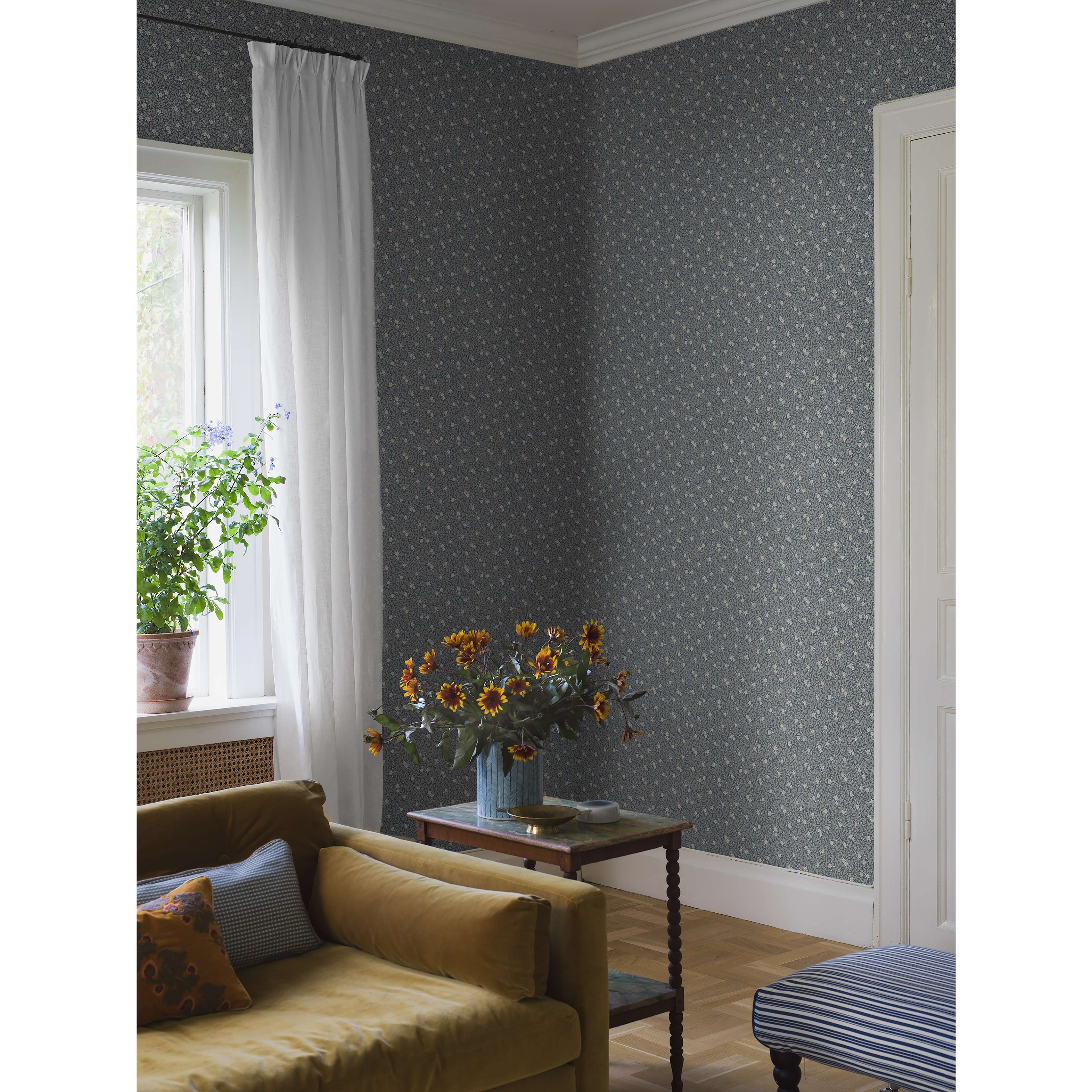 Myrten mörkblå, tapet tapet med botaniskt, blommigt mönster i blå. Från kollektionen Orangeri. Nonwoven-material med rak passning. Passar i vardagsrum.