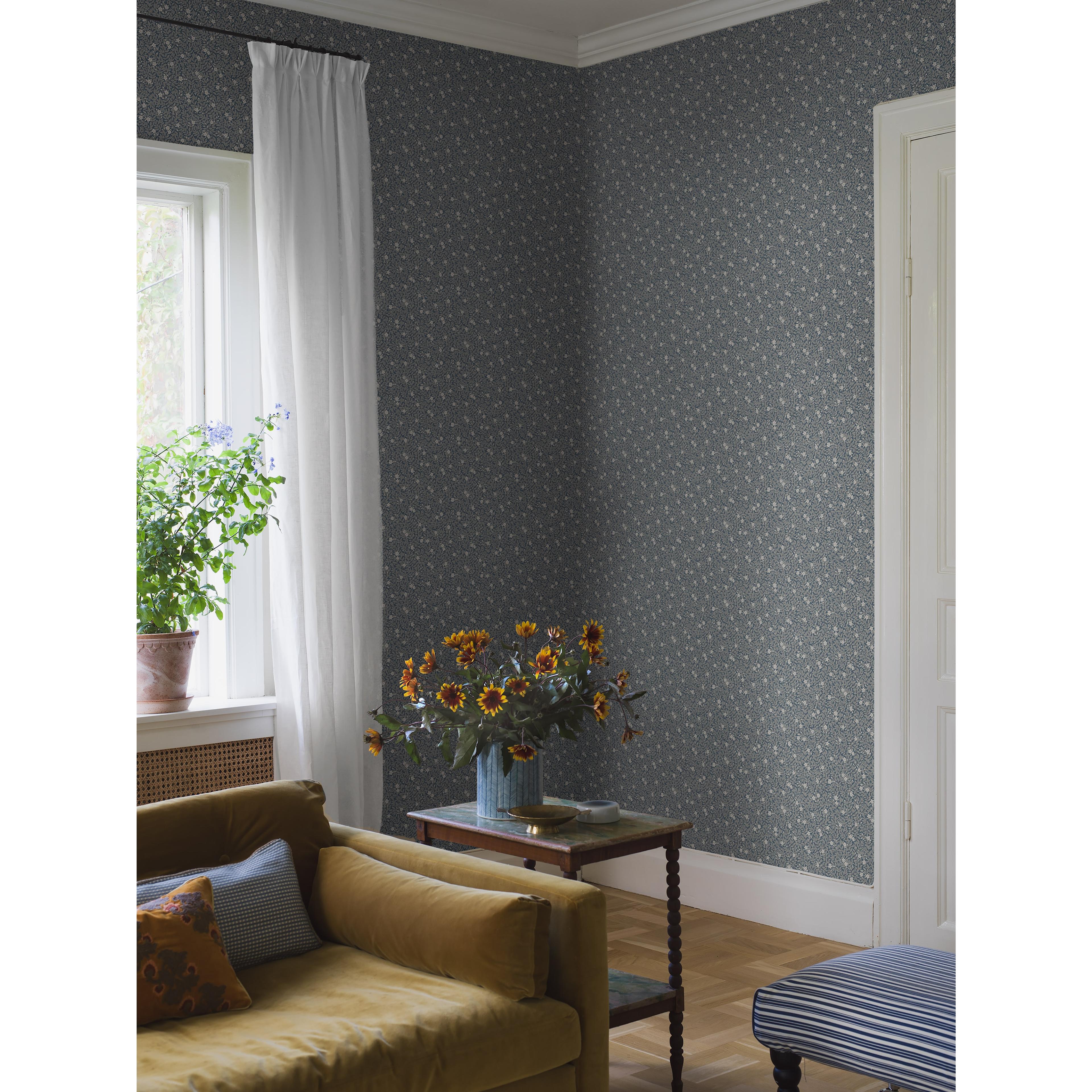 Myrten mörkblå, tapet tapet med botaniskt, blommigt mönster i blå. Från kollektionen Orangeri. Nonwoven-material med rak passning. Passar i vardagsrum.
