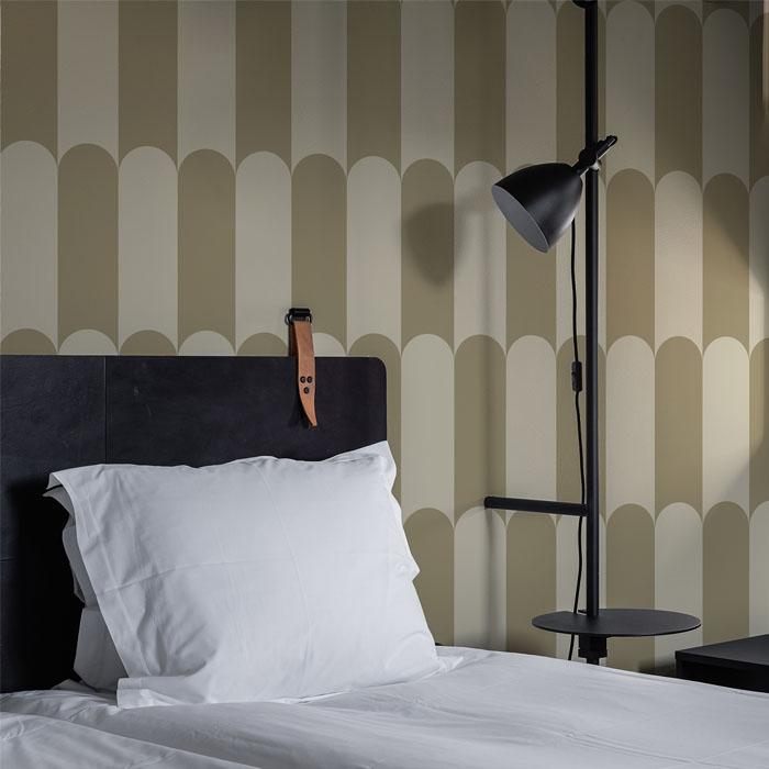 Design no 1 Beige tapet med grafiskt, retro mönster i beige. Från kollektionen Limited Edition 2023. Nonwoven-material med förskjuten passning.