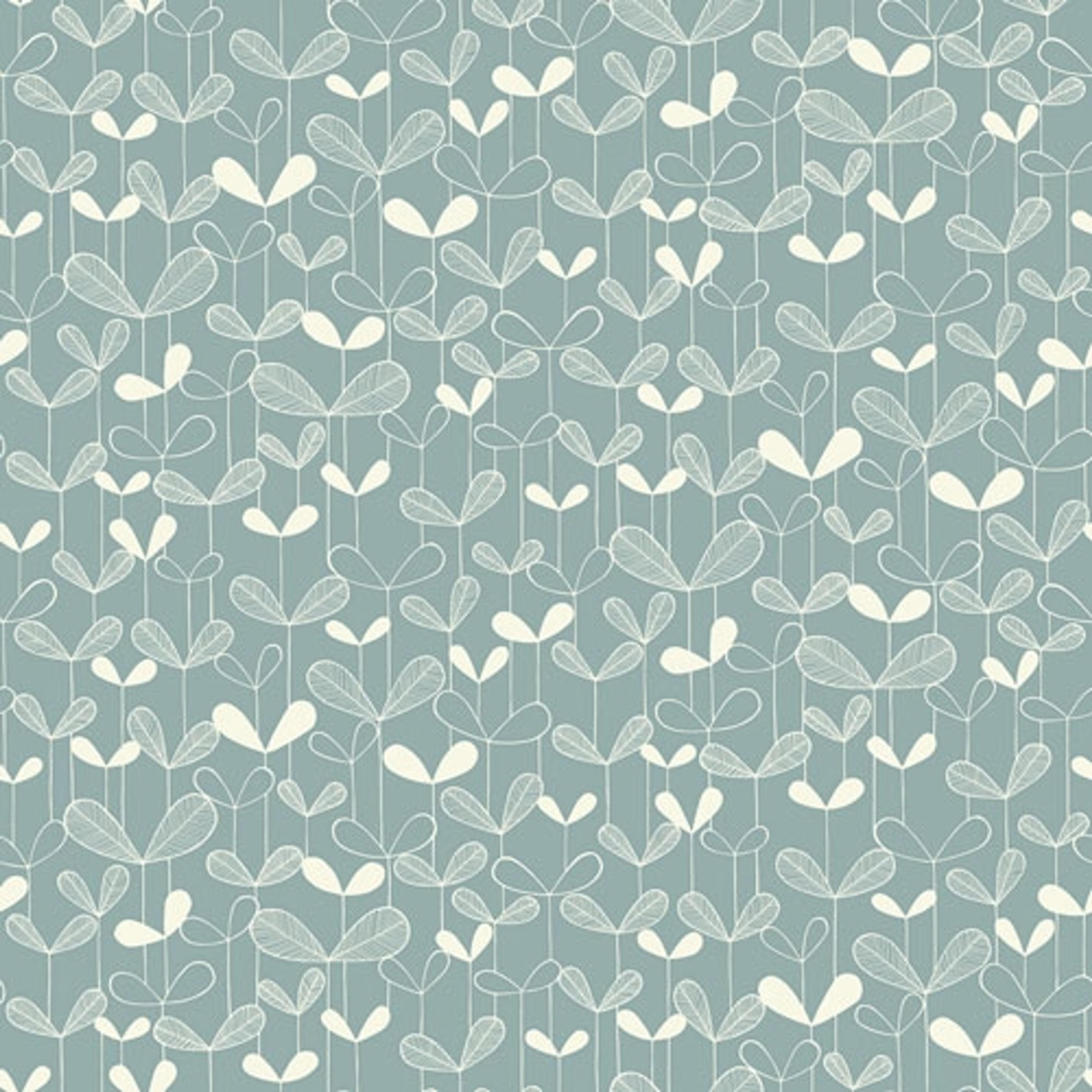Saplings Ether tapet från Midbec med botaniskt, retro mönster i blå. Från kollektionen Kinfolk. Nonwoven-material med förskjuten passning.