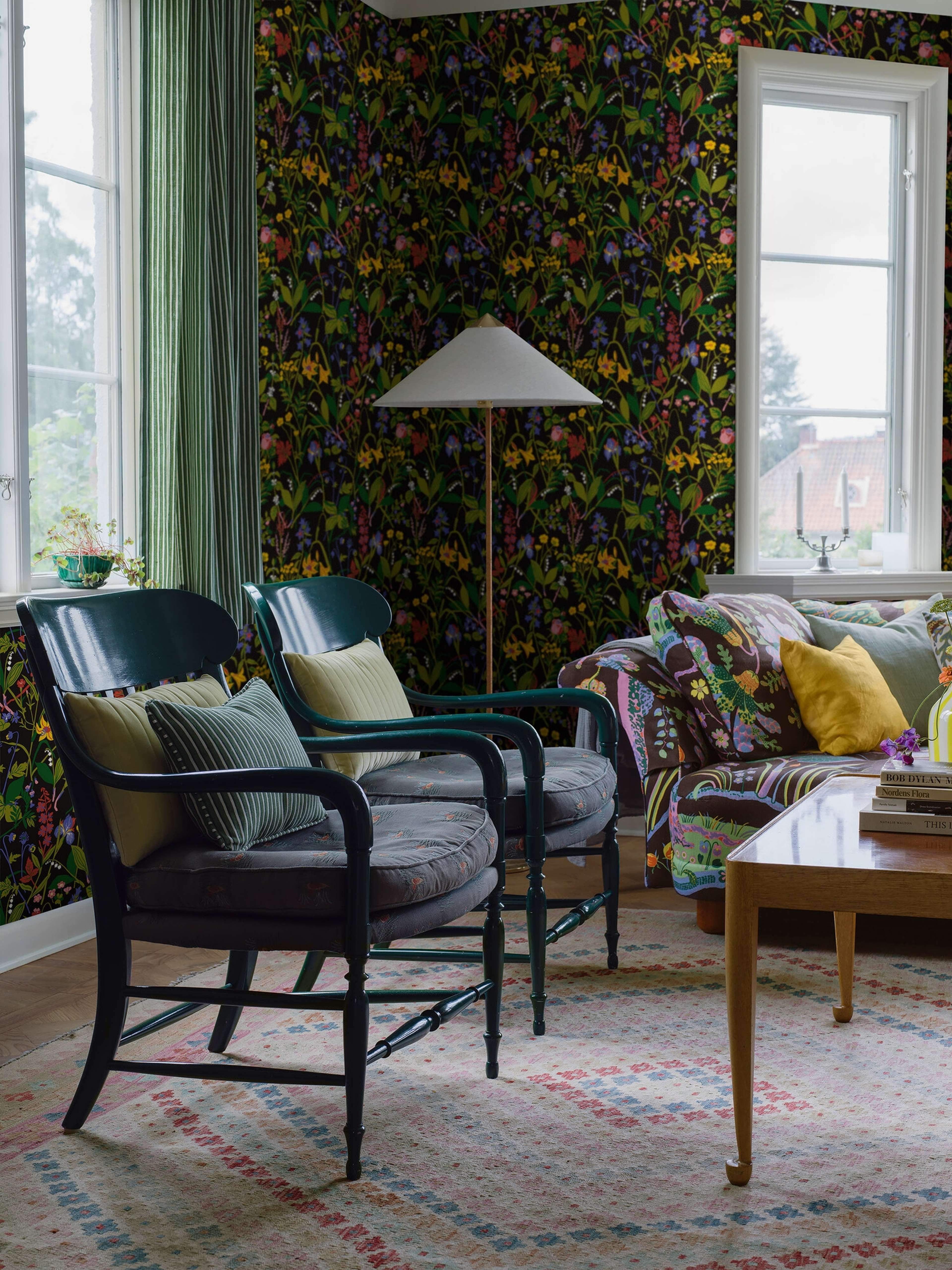 Gocken Jobs Ros och Lilja tapet med botaniskt, blommigt, retro mönster i grön och brun. Från kollektionen Scandinavian Designers III. Nonwoven-material med rak passning. City-stil.