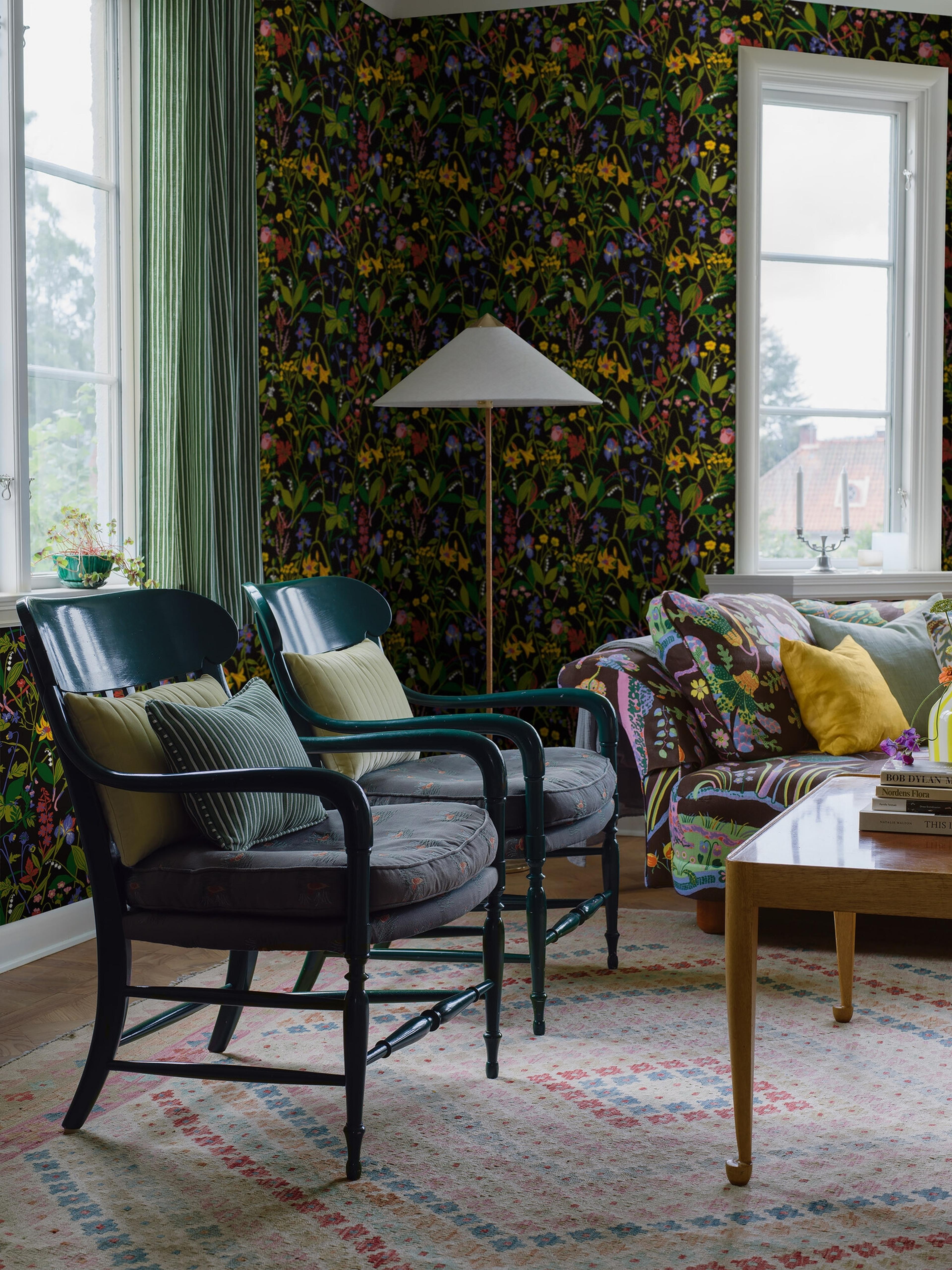 Gocken Jobs Ros och Lilja tapet med botaniskt, blommigt, retro mönster i grön och brun. Från kollektionen Scandinavian Designers III. Nonwoven-material med rak passning. City-stil.