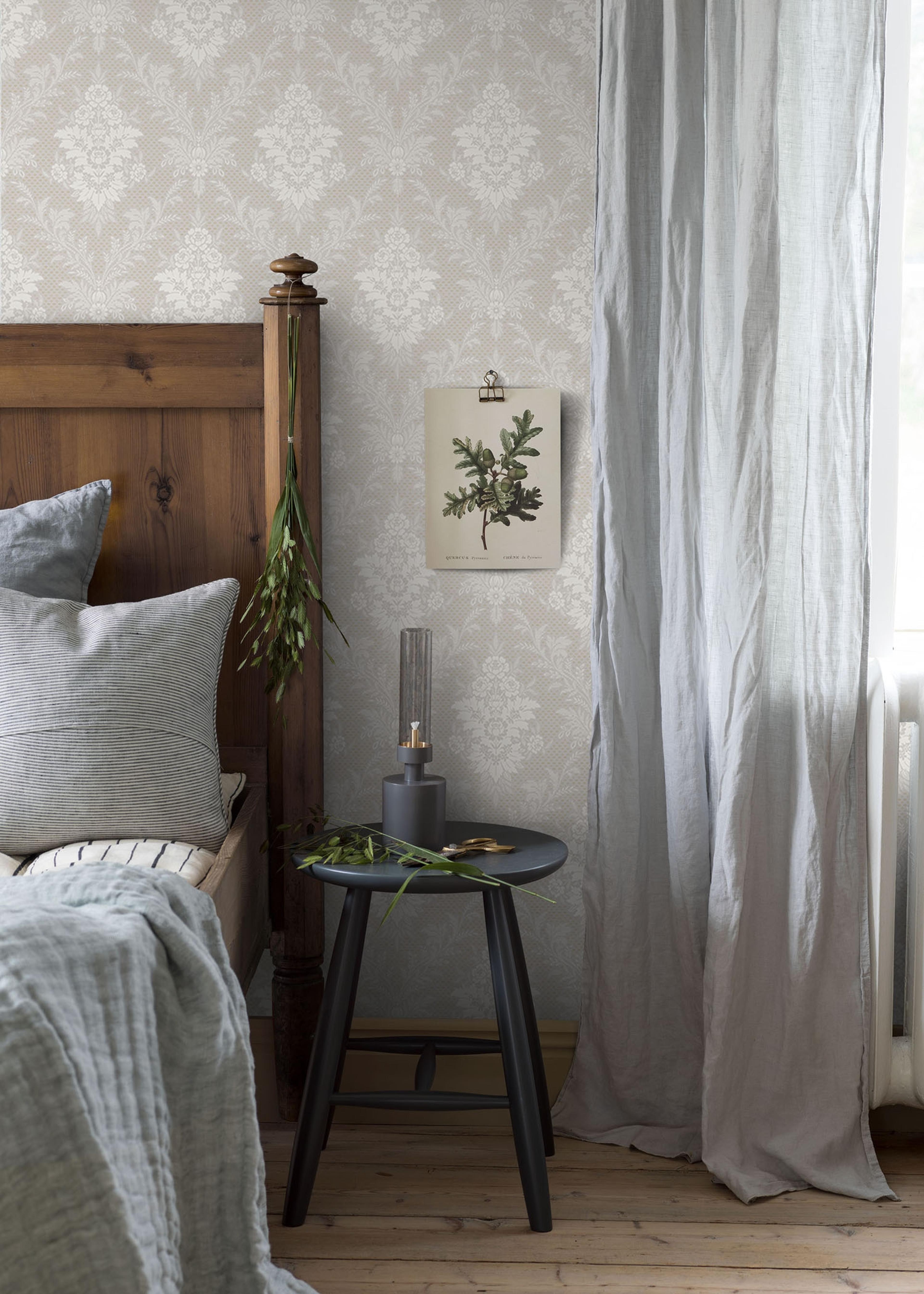 Sofia tapet från Boråstapeter med blommigt mönster i guld och grå. Från kollektionen anno. Nonwoven-material med rak passning. Vintage, lyx-stil. Passar i sovrum och matsal.