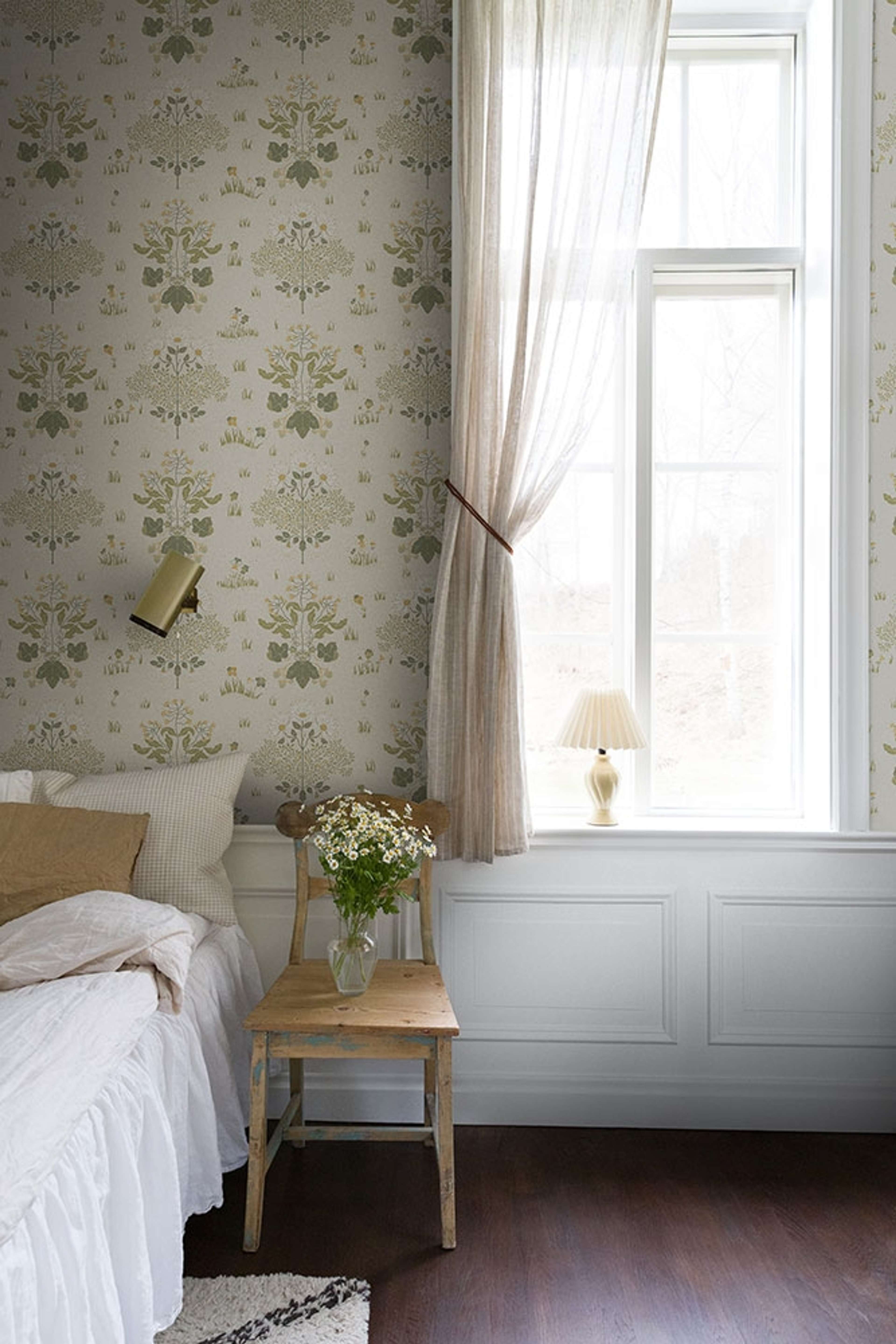 Edla tapet med blommigt mönster i beige. Från kollektionen hjärterum. Nonwoven-material med rak passning.