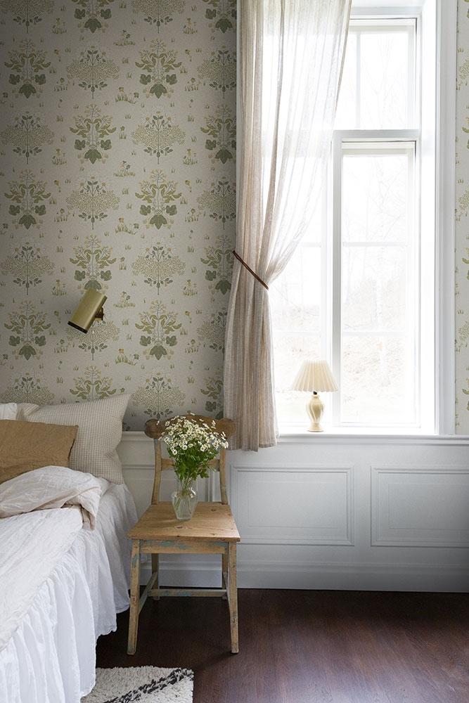 Edla tapet med blommigt mönster i beige. Från kollektionen hjärterum. Nonwoven-material med rak passning.