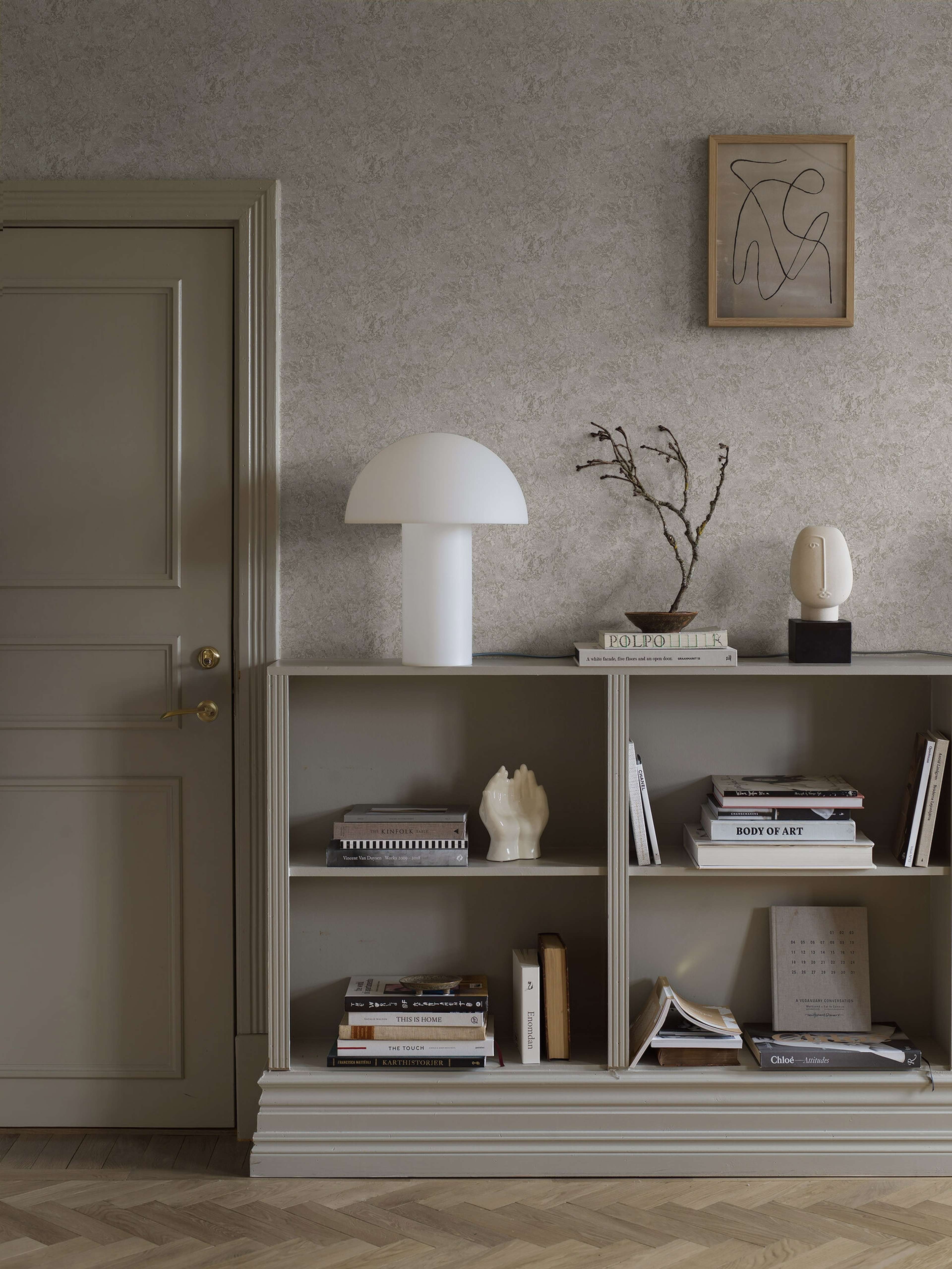Travertine tapet med djur, botaniskt mönster i blå. Från kollektionen Treasured. Nonwoven-material med förskjuten passning. Passar i kök, hall och arbetsrum.