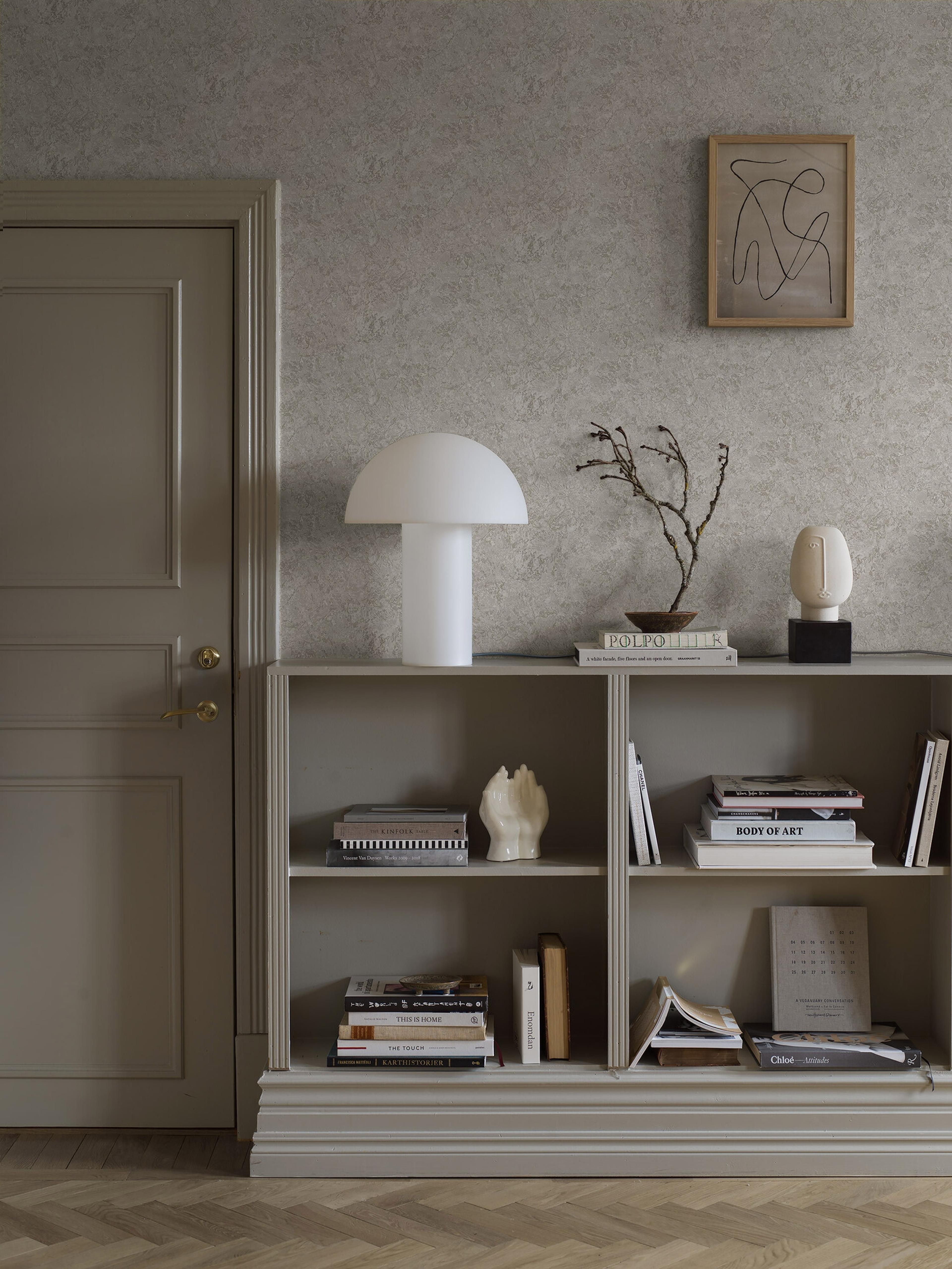 Travertine tapet med djur, botaniskt mönster i blå. Från kollektionen Treasured. Nonwoven-material med förskjuten passning. Passar i kök, hall och arbetsrum.