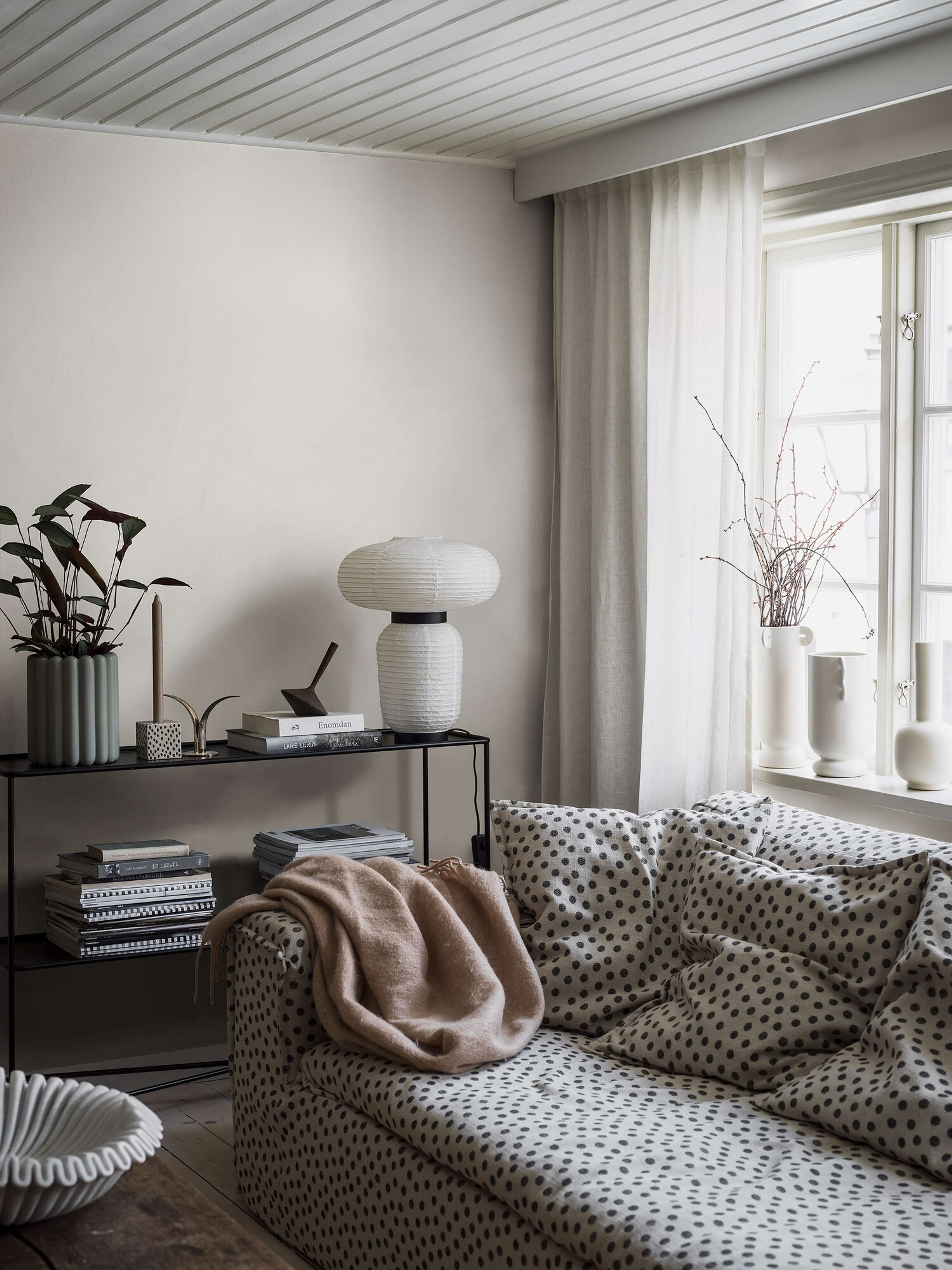 Calm White tapet med enfargat, textilimitation mönster i vit. Från kollektionen Linen. Nonwoven-material. Passar i vardagsrum och matsal.