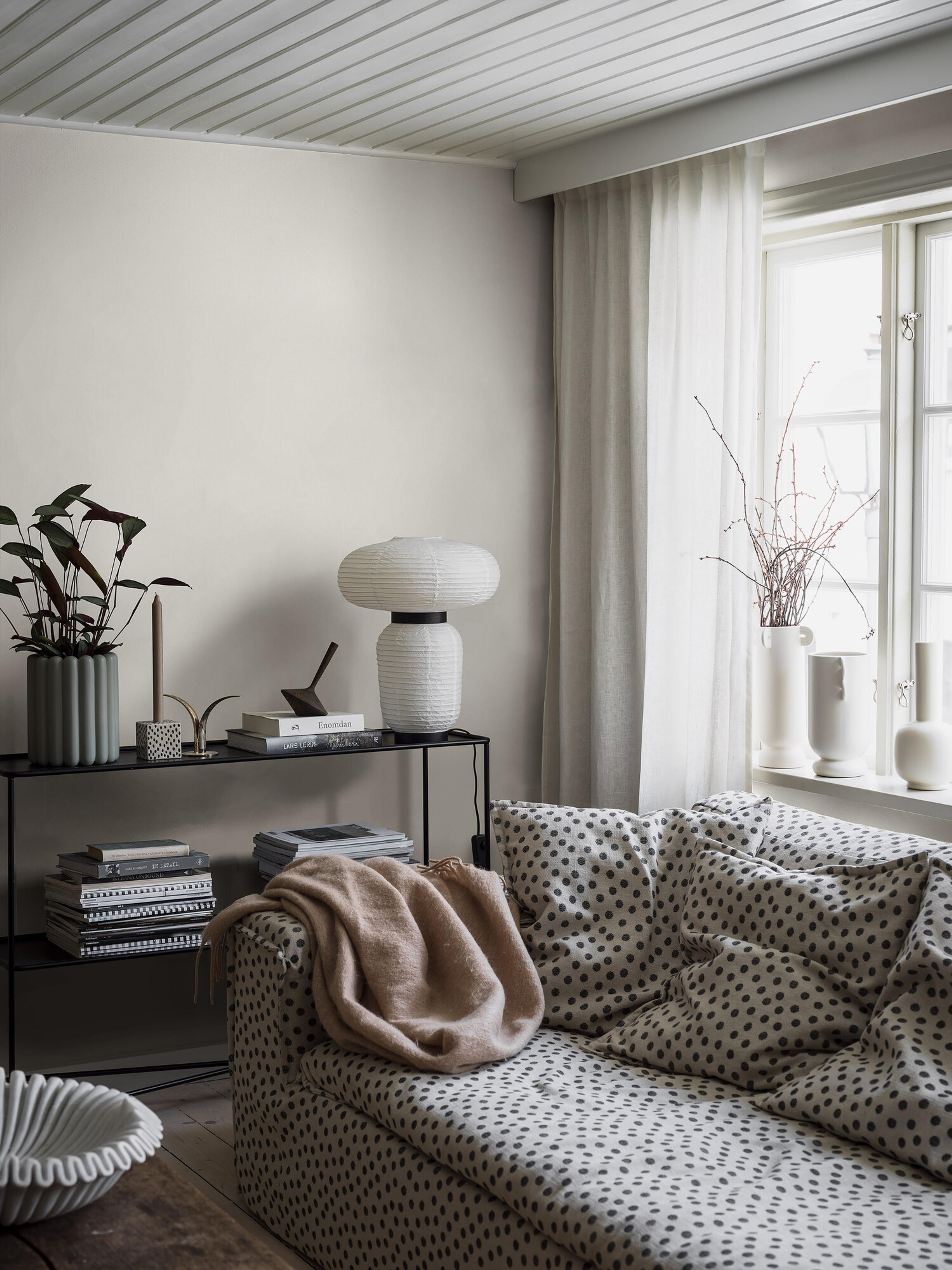 Calm White tapet med enfargat, textilimitation mönster i vit. Från kollektionen Linen. Nonwoven-material. Passar i vardagsrum och matsal.