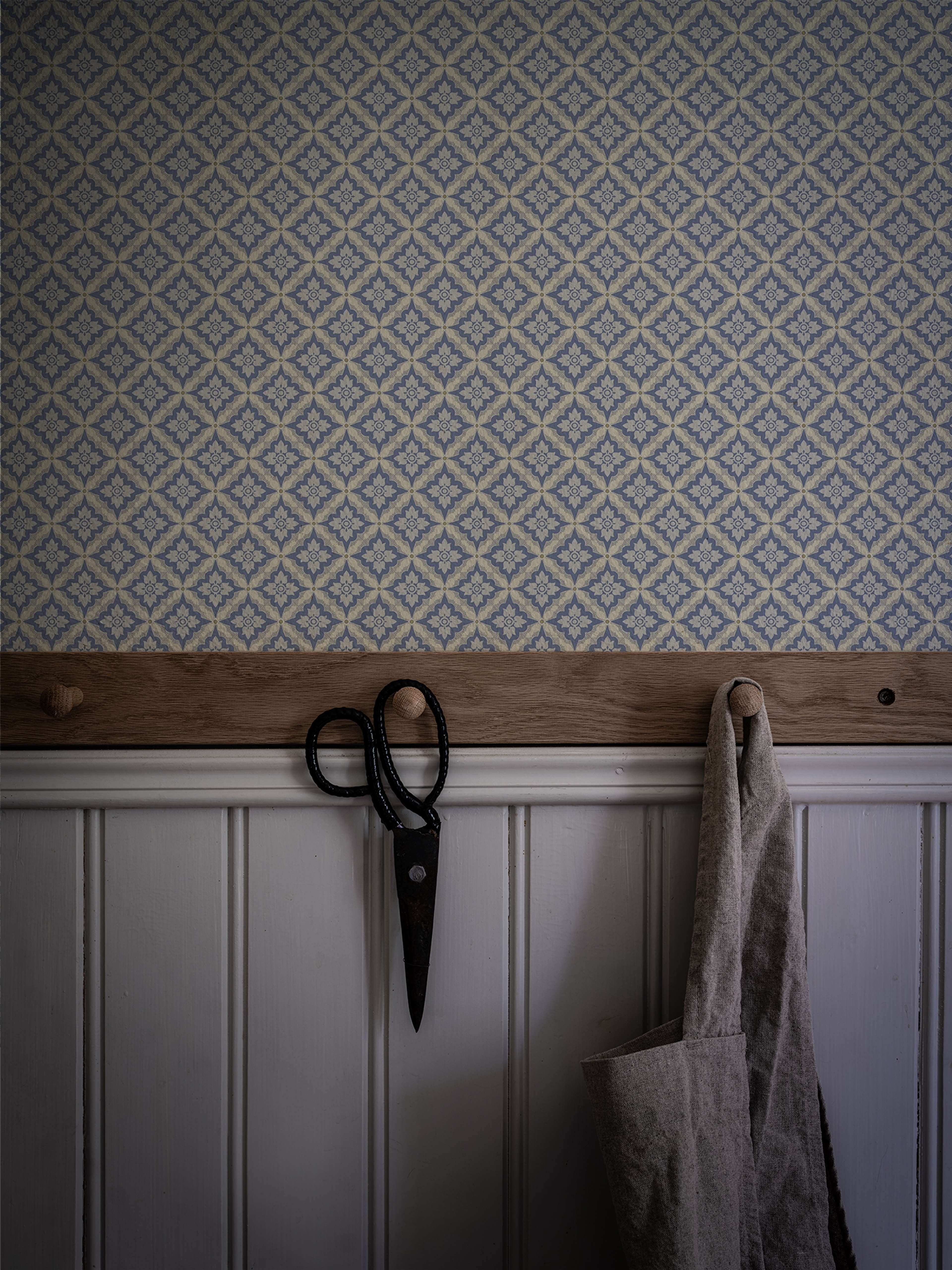 Ingrid Blå tapet med geometriskt mönster i blå. Från kollektionen Gammalsvenska klassiker 1850–1950. Nonwoven-material med rak passning. Passar i vardagsrum och matsal.