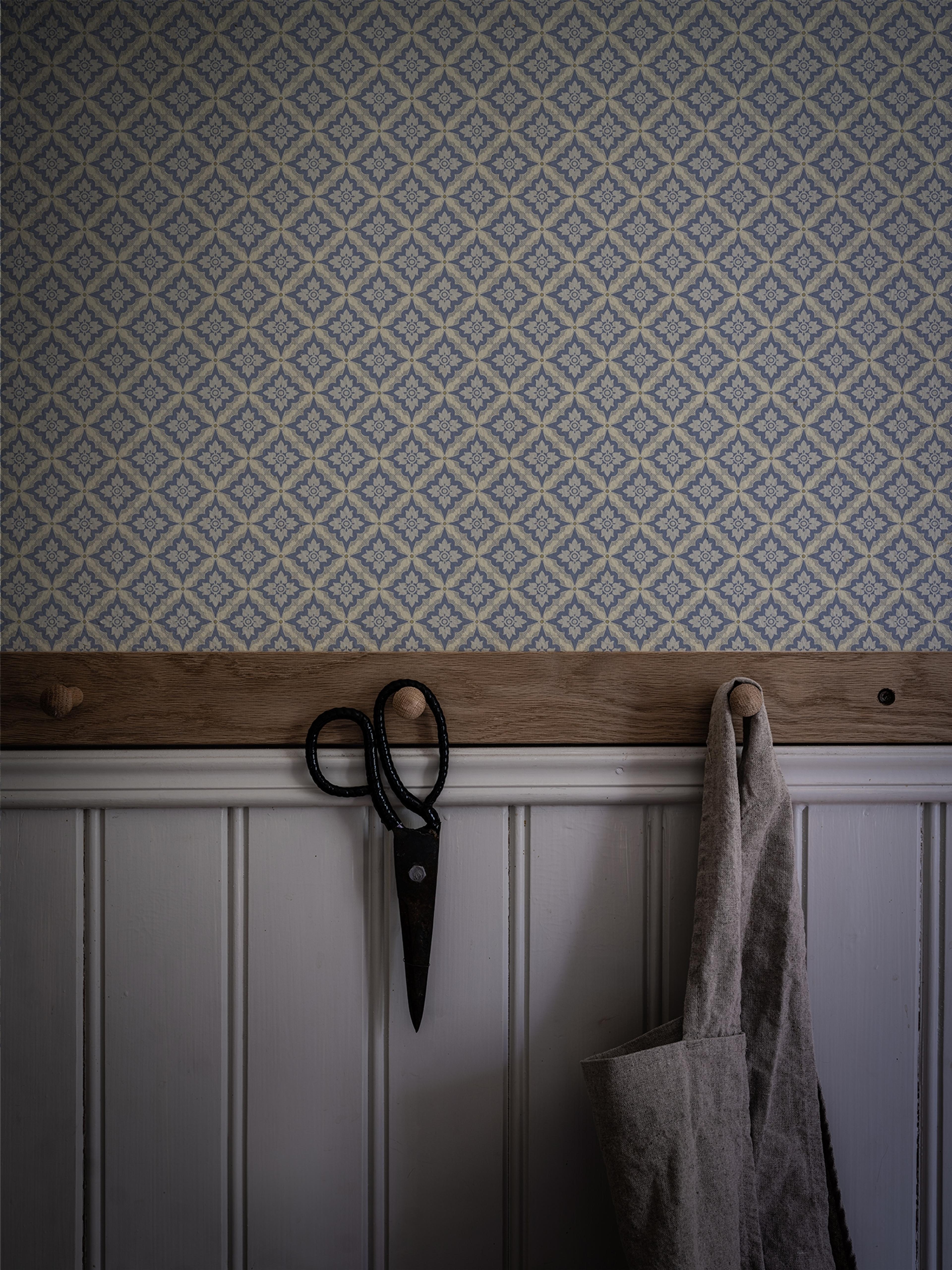 Ingrid Blå tapet med geometriskt mönster i blå. Från kollektionen Gammalsvenska klassiker 1850–1950. Nonwoven-material med rak passning. Passar i vardagsrum och matsal.