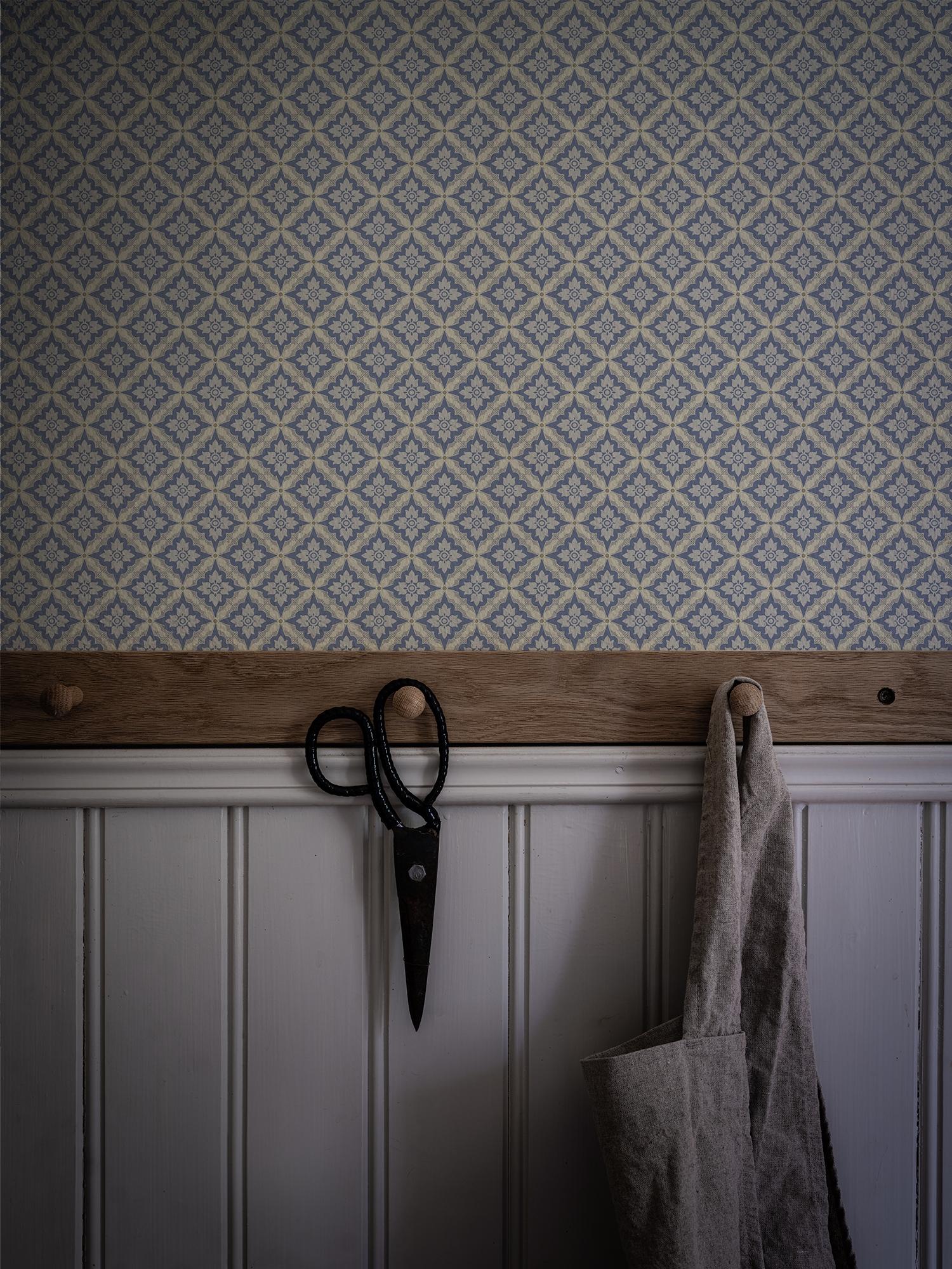 Ingrid Blå tapet med geometriskt mönster i blå. Från kollektionen Gammalsvenska klassiker 1850–1950. Nonwoven-material med rak passning. Passar i vardagsrum och matsal.
