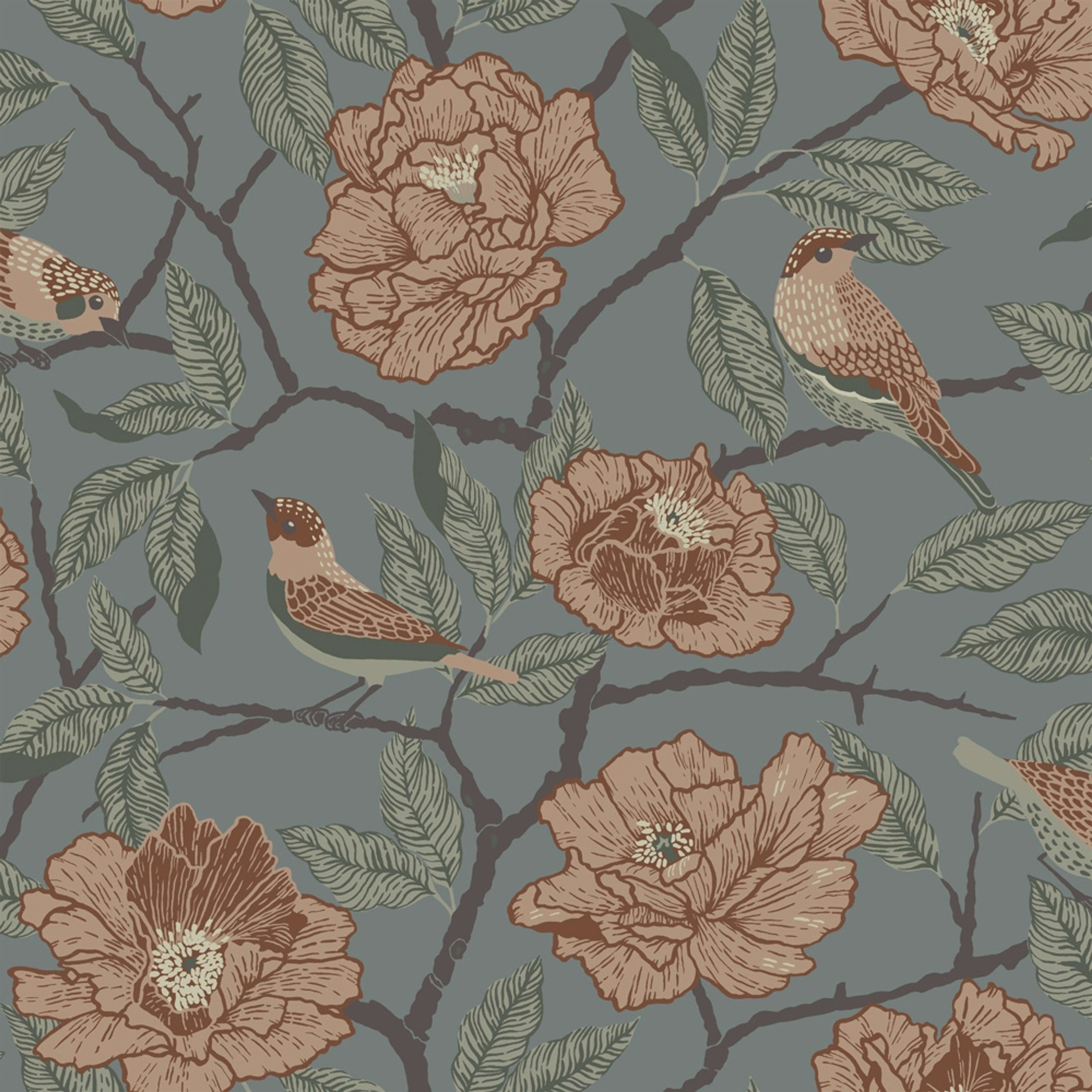 Bernadina tapet med blommigt mönster i blå. Från kollektionen Fågelsång. Nonwoven-material med förskjuten passning. Country-stil.