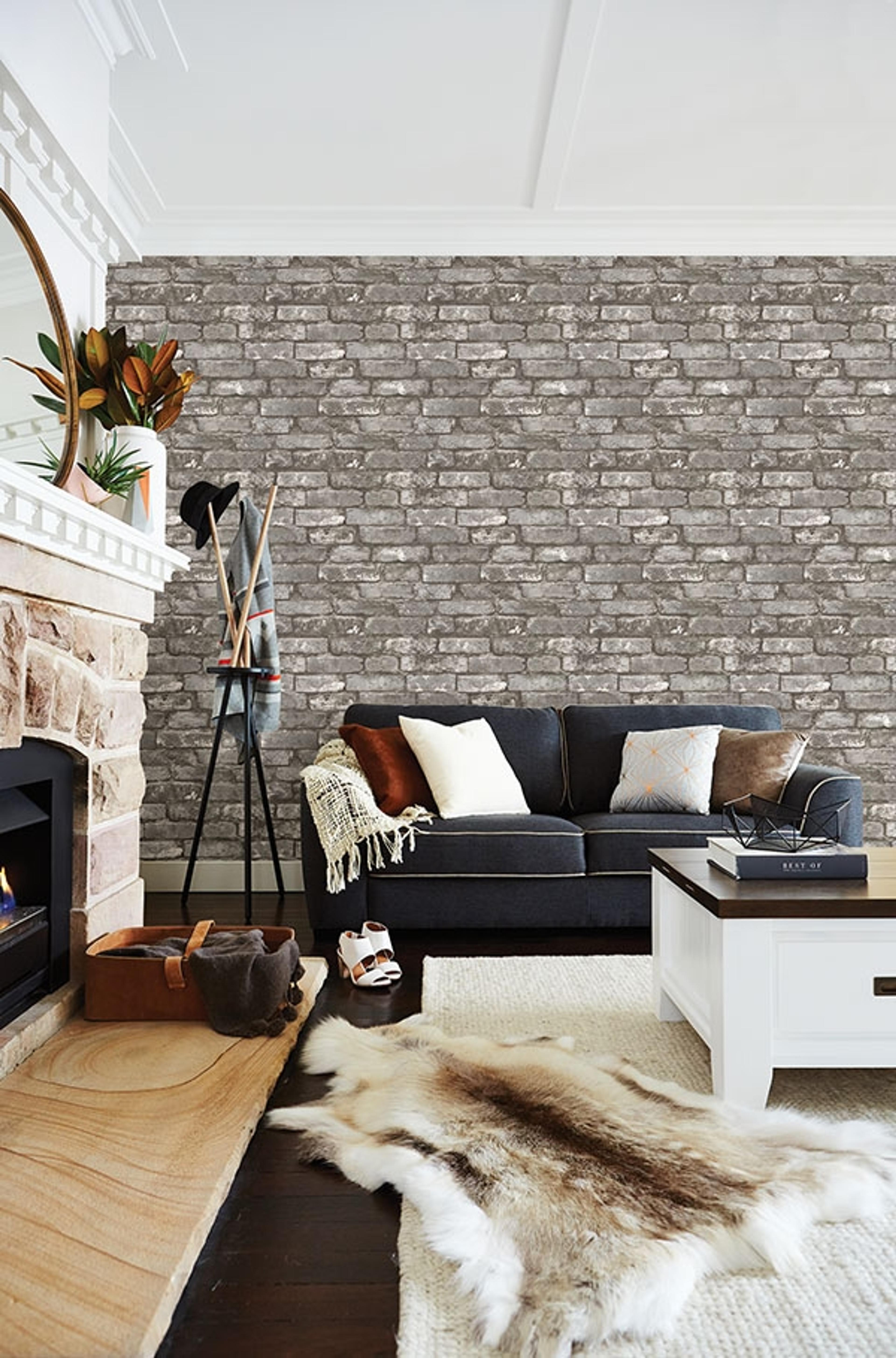 Brickwork tapet i grå tapet med tegelsten mönster i grå. Från kollektionen trilogy. Nonwoven-material med rak passning. Passar i vardagsrum och matsal.