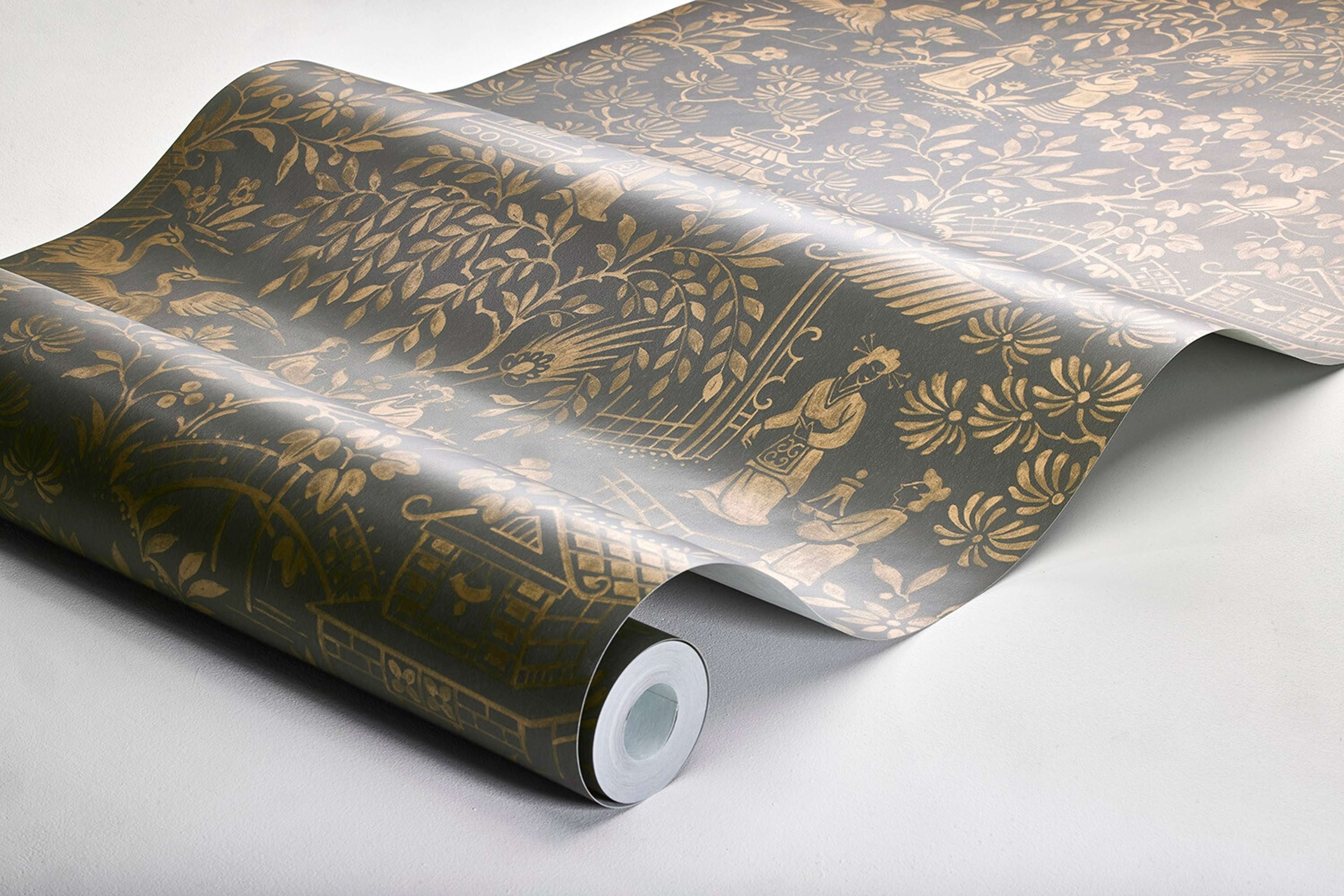 Oriental Garden tapet tapet med botaniskt mönster i svart. Från kollektionen Dreamy Escape. Nonwoven-material med förskjuten passning. Passar i vardagsrum och matsal.
