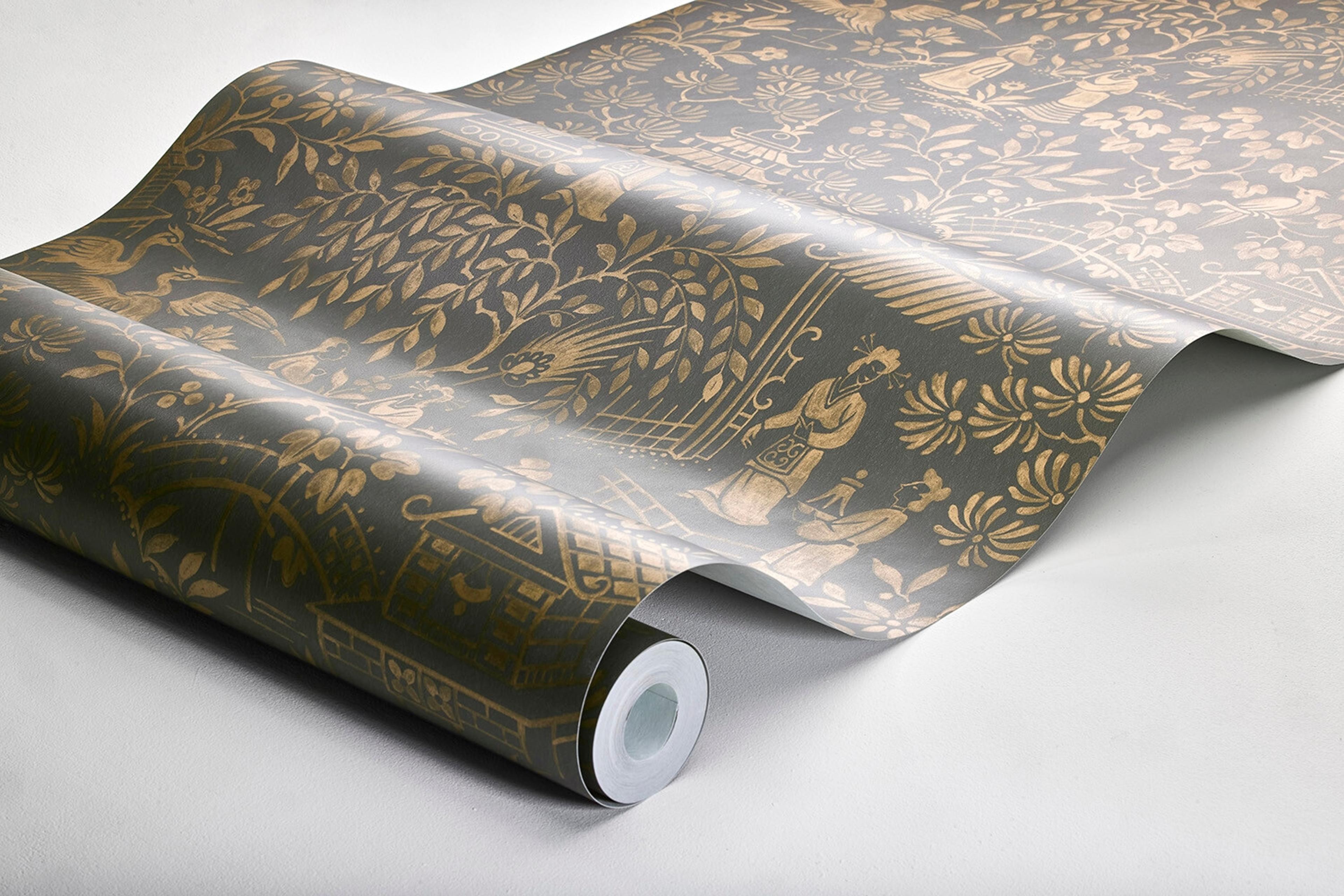 Oriental Garden tapet tapet med botaniskt mönster i svart. Från kollektionen Dreamy Escape. Nonwoven-material med förskjuten passning. Passar i vardagsrum och matsal.