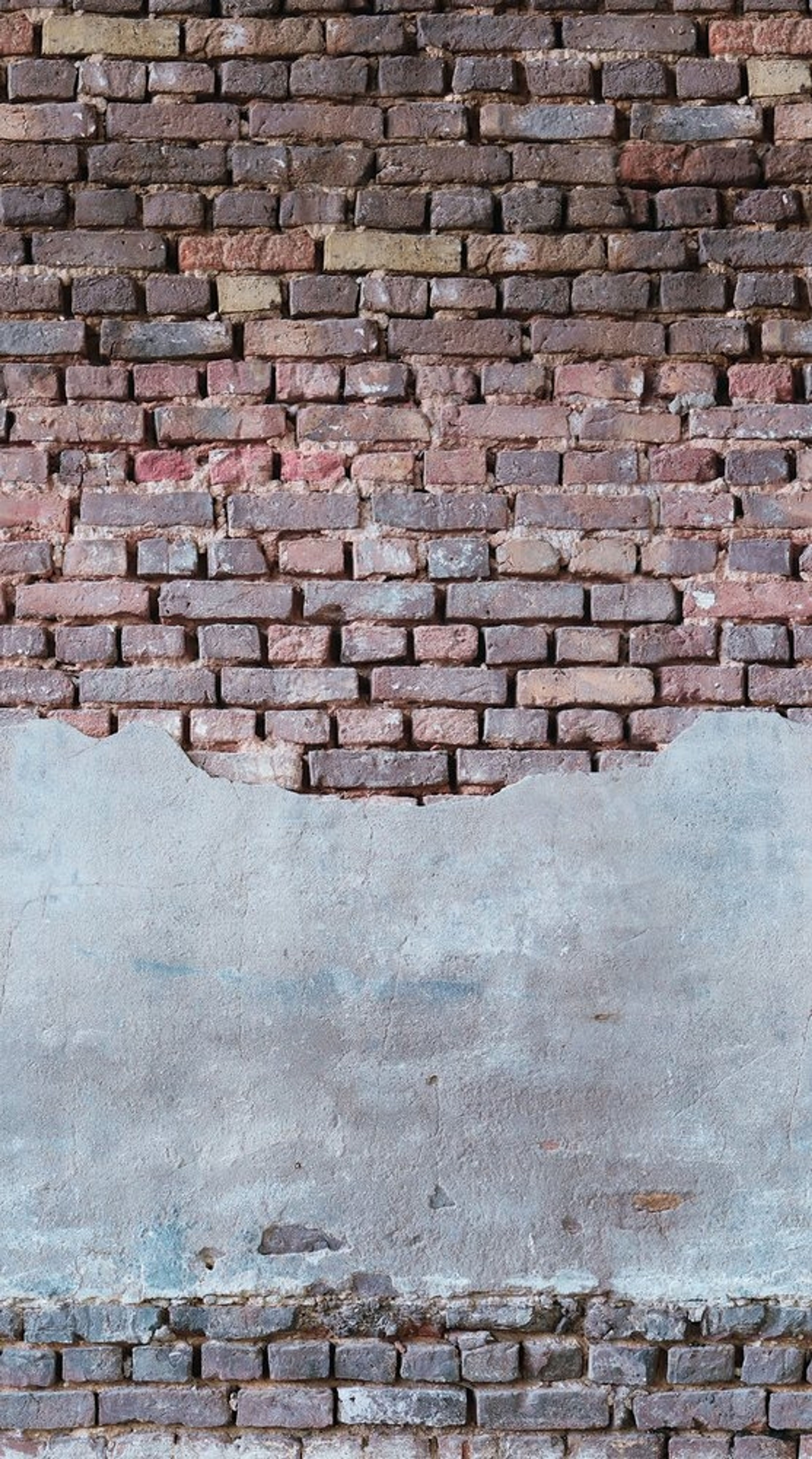 Elements tapet med tegelsten mönster i röd och grå. Från kollektionen The Wall. Nonwoven-material. Passar i vardagsrum och matsal.