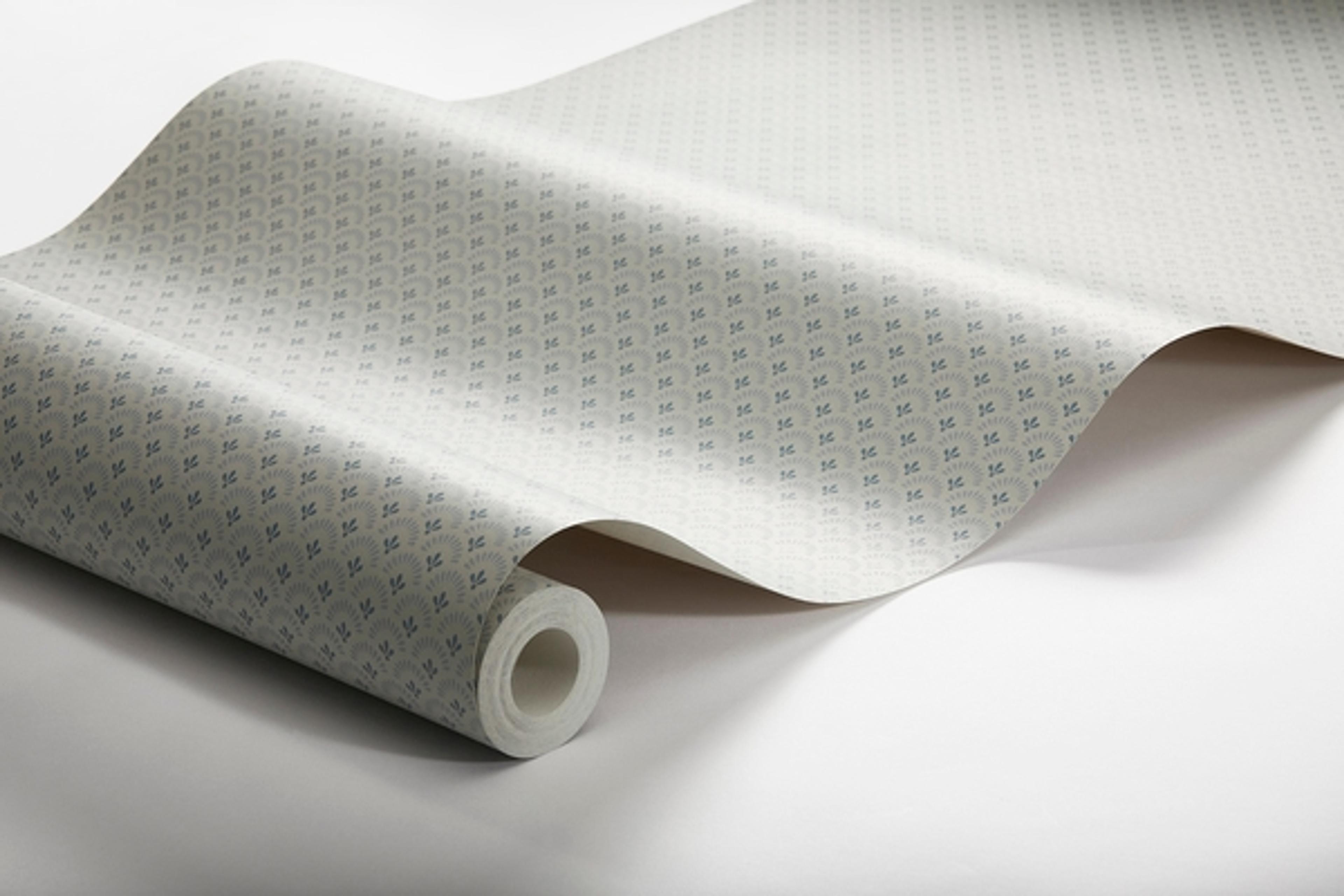 Daisy småmönstrad, grågrön tapet från Boråstapeter med blommigt mönster i grå. Från kollektionen Falsterbo III. Nonwoven-material med rak passning.