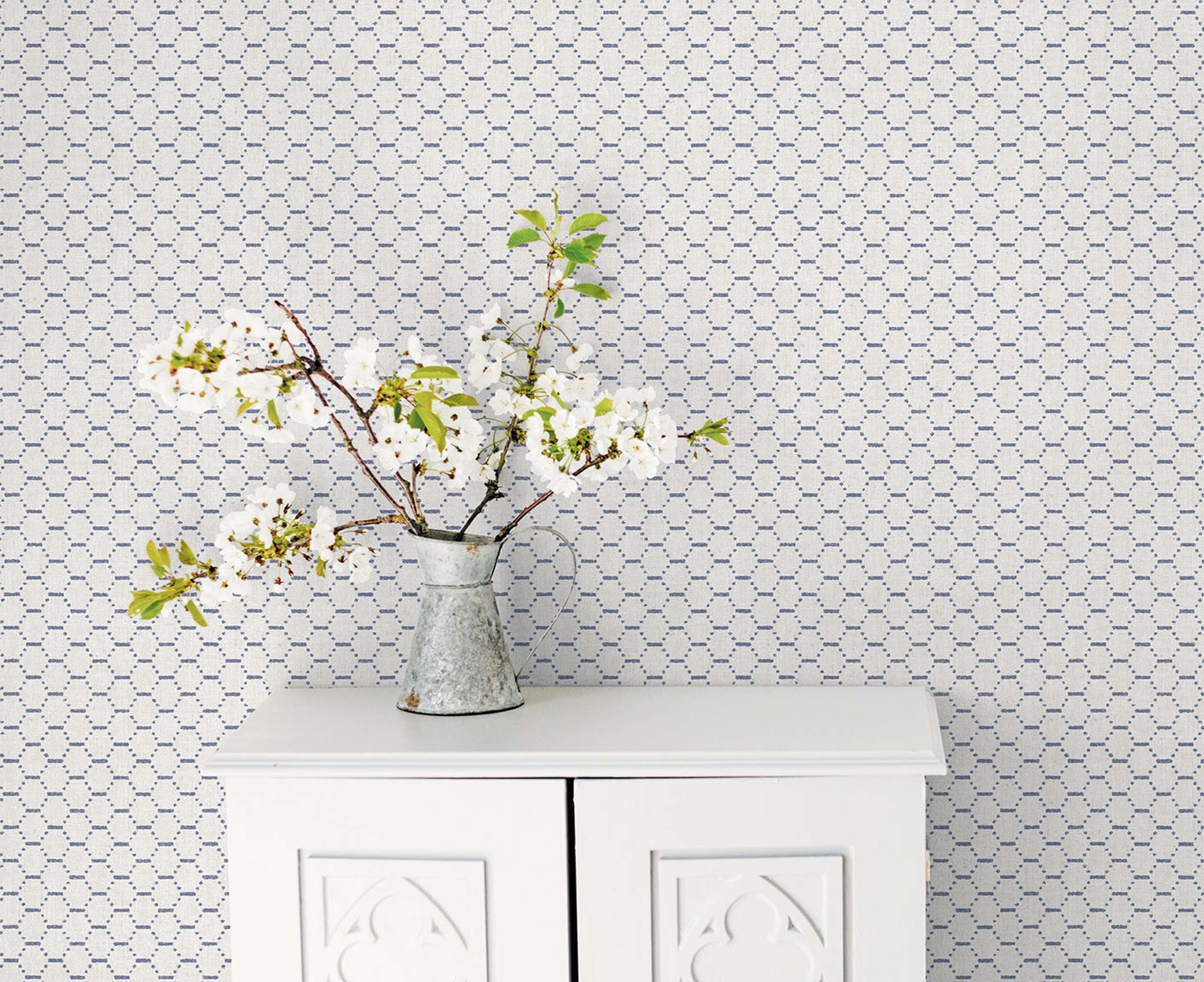Boho Beehive tapet i blå och vit tapet med grafiskt mönster i blå. Från kollektionen bazaar. Nonwoven-material med rak passning. Passar i vardagsrum och matsal.