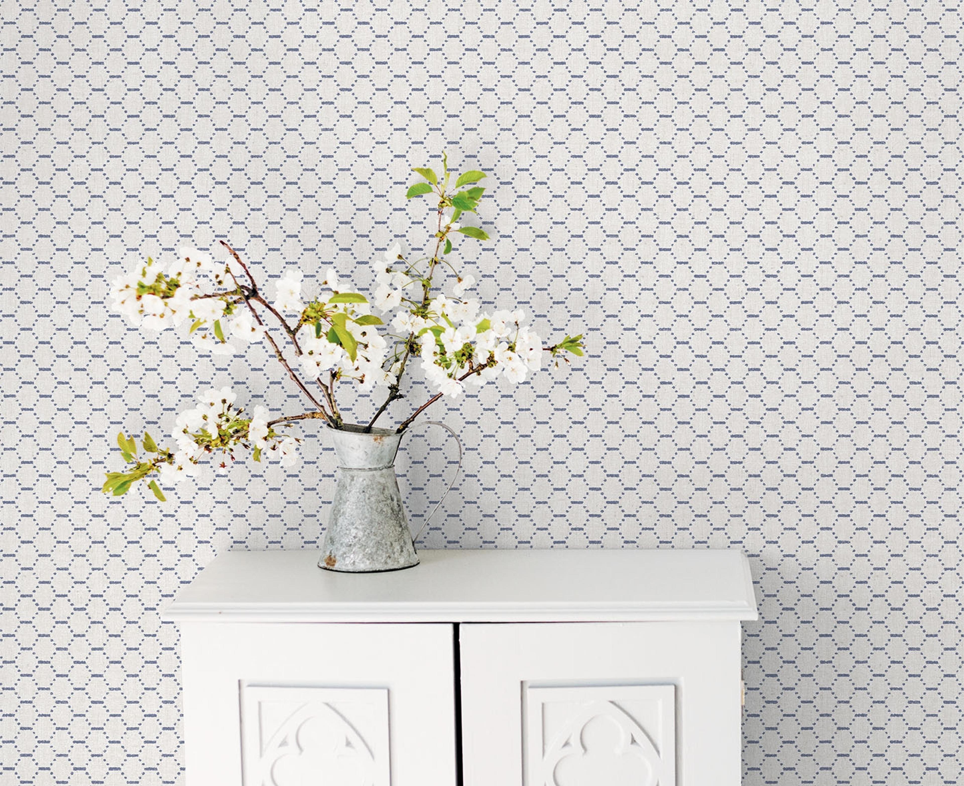 Boho Beehive tapet i blå och vit tapet med grafiskt mönster i blå. Från kollektionen bazaar. Nonwoven-material med rak passning. Passar i vardagsrum och matsal.