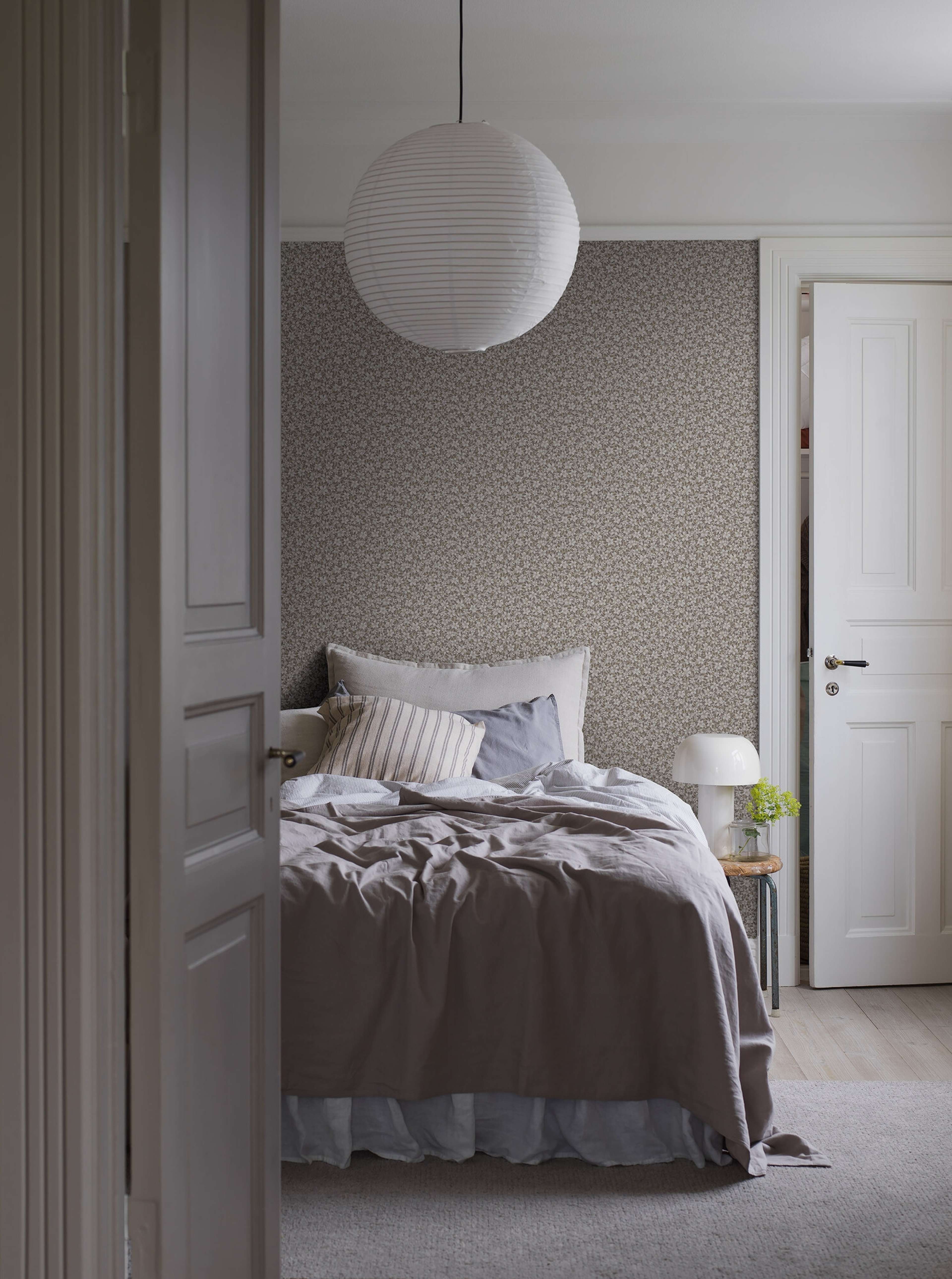 Skogsblomst tapet med blommigt mönster i vit och beige. Från kollektionen timeless traditions. Nonwoven-material med rak passning.