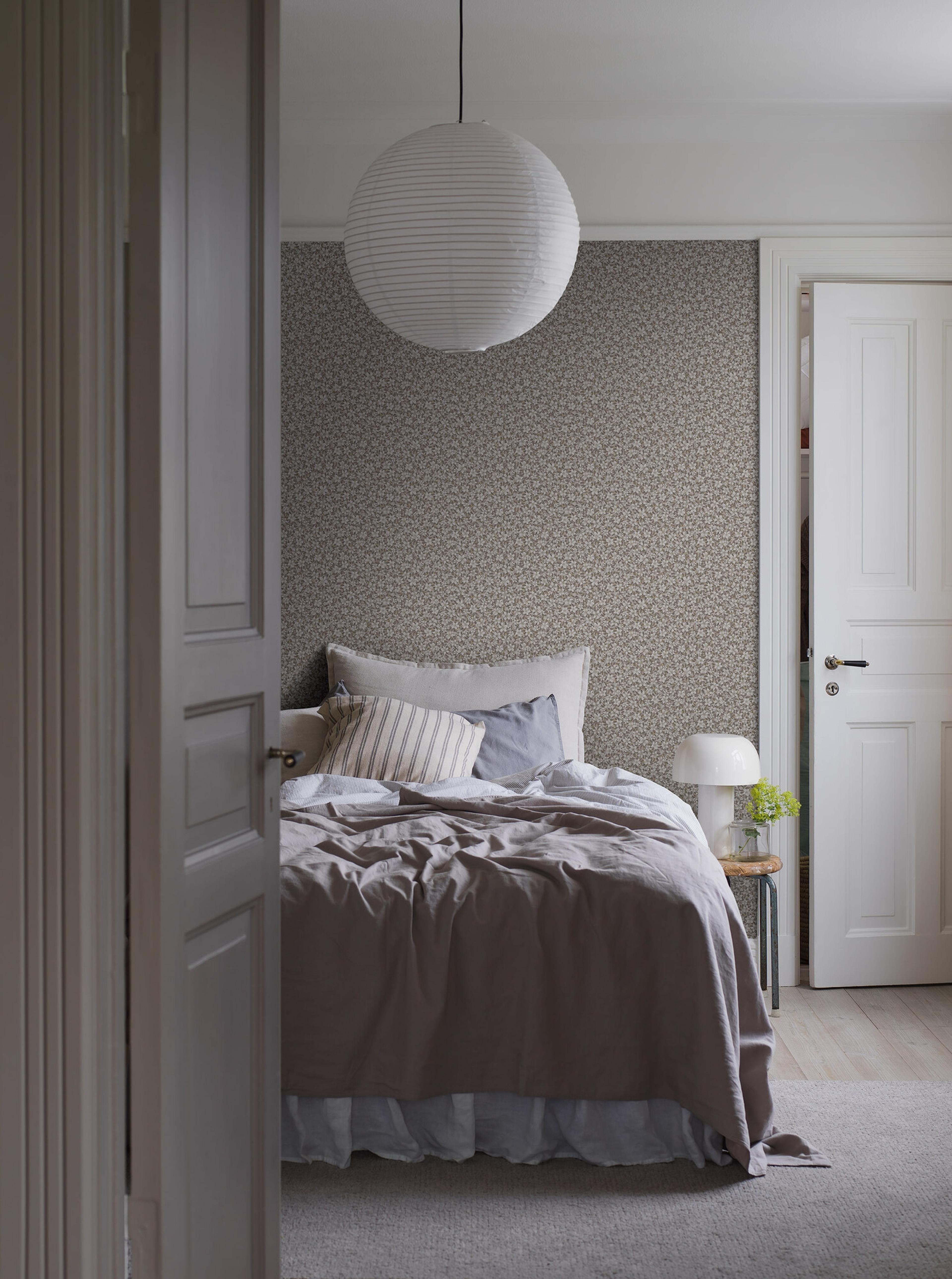 Skogsblomst tapet med blommigt mönster i vit och beige. Från kollektionen timeless traditions. Nonwoven-material med rak passning.