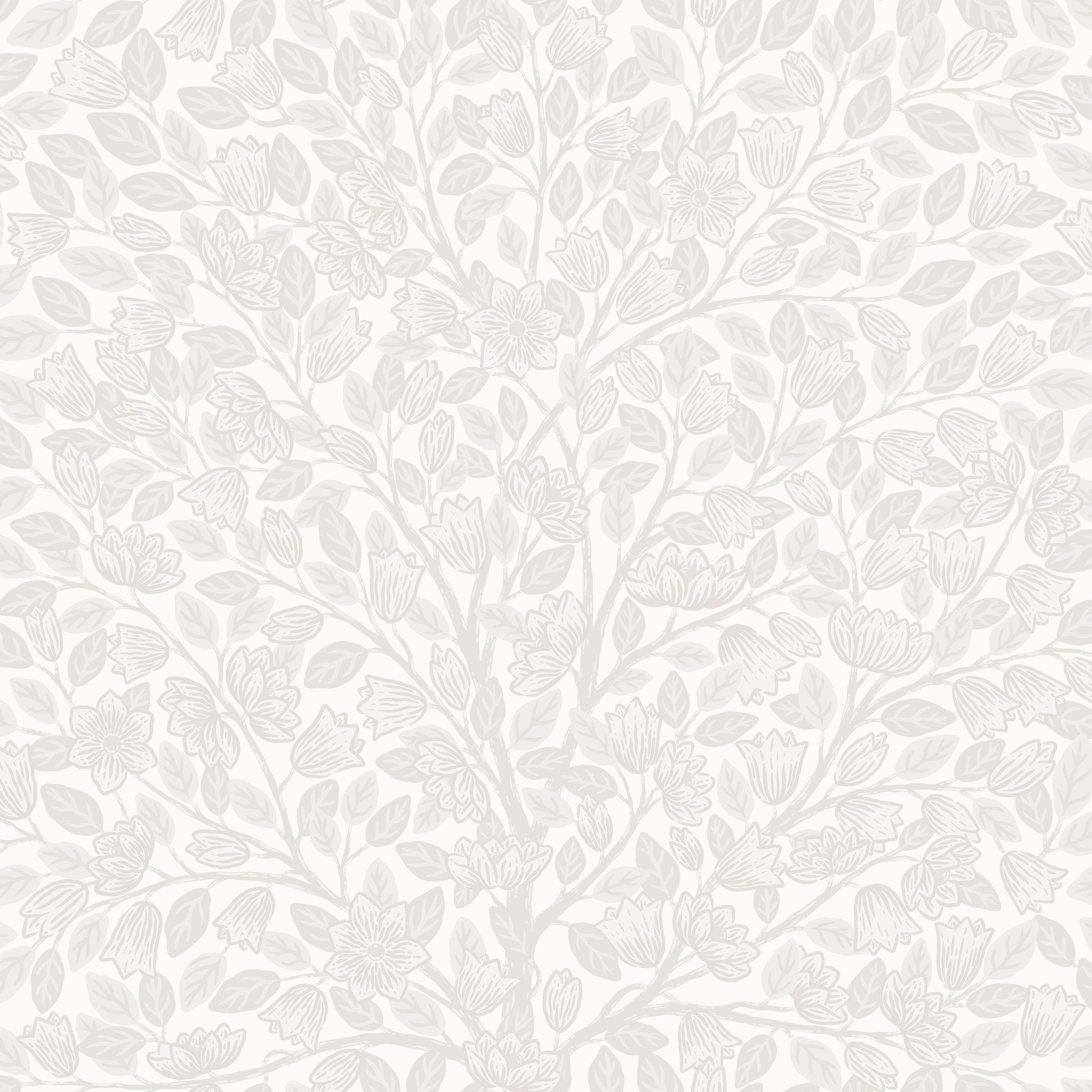 Klara o Tove magnolia vit, tapet tapet med blommigt mönster i vit. Från kollektionen Klara o Tove. Nonwoven-material med förskjuten passning. Passar i vardagsrum, sovrum och hall.
