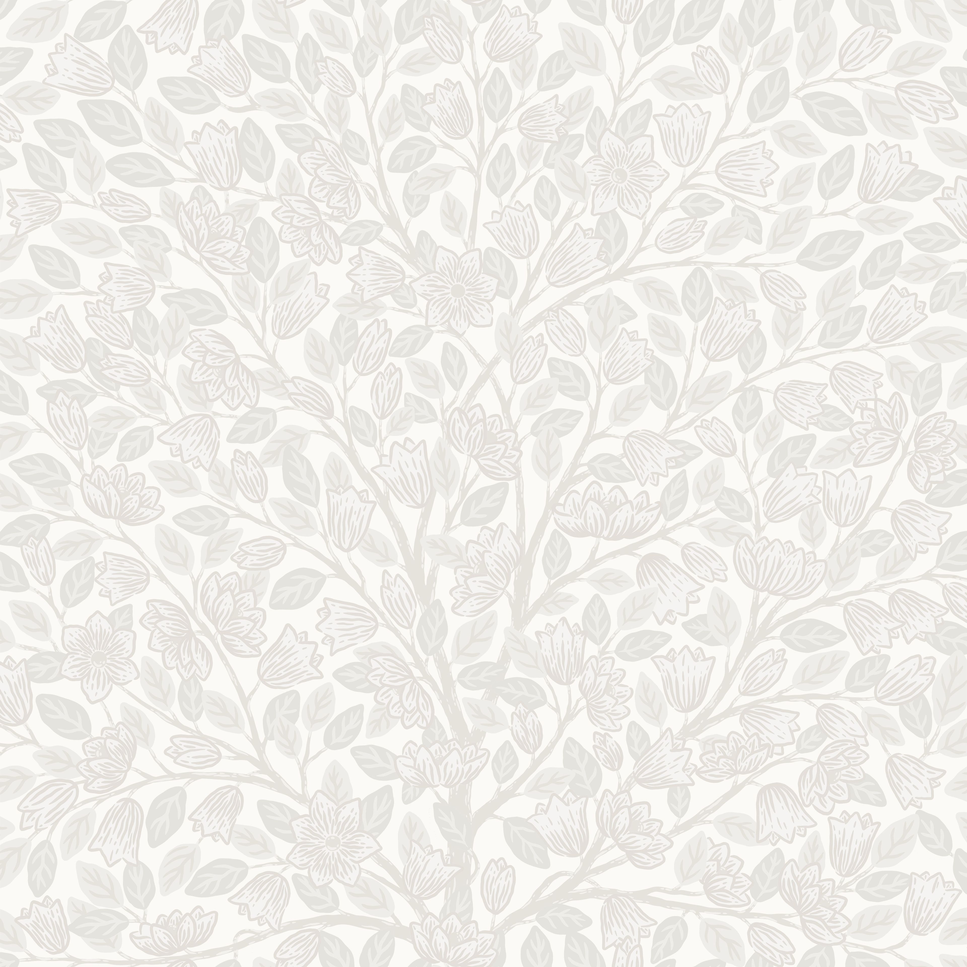 Klara o Tove magnolia vit, tapet tapet med blommigt mönster i vit. Från kollektionen Klara o Tove. Nonwoven-material med förskjuten passning. Passar i vardagsrum, sovrum och hall.