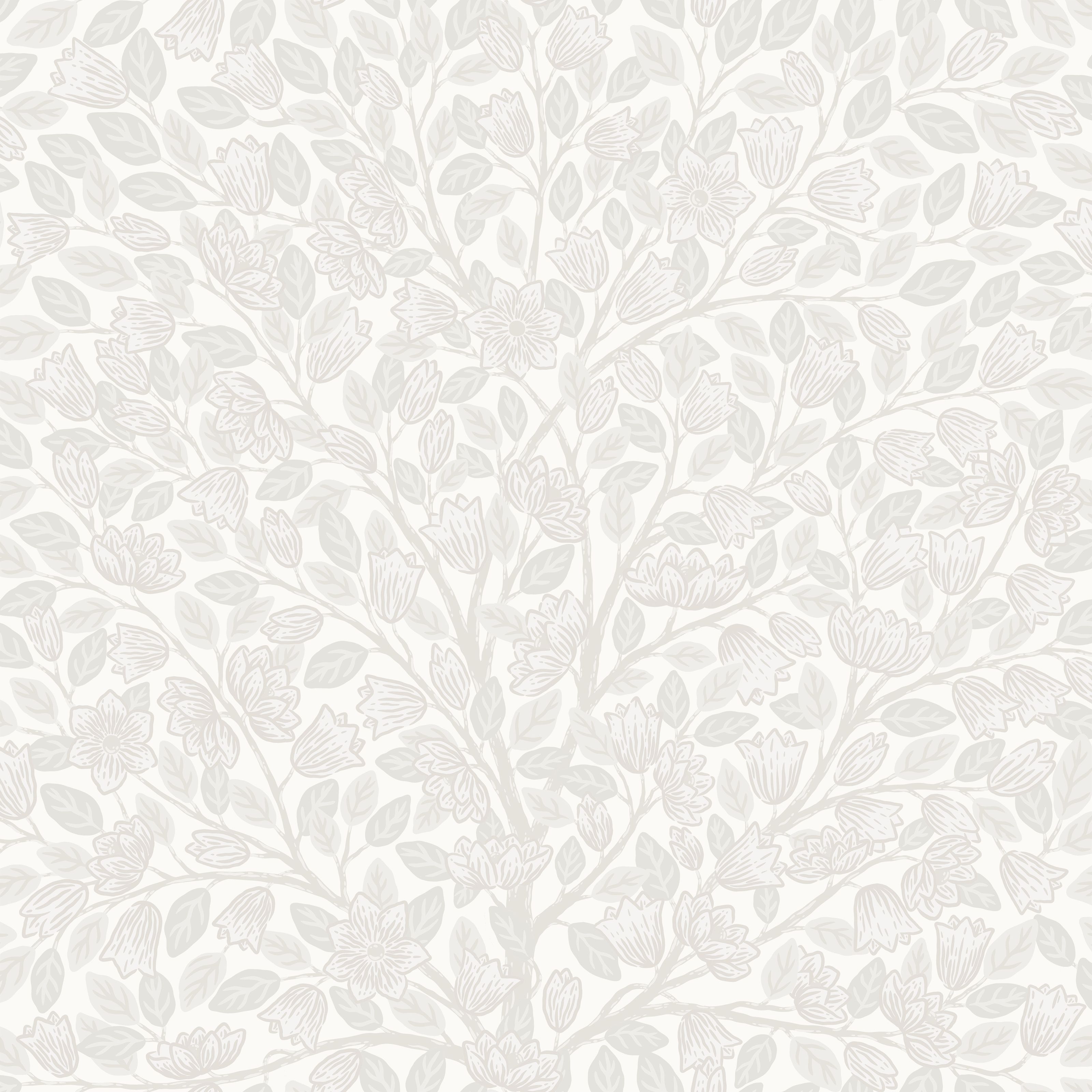 Klara o Tove magnolia vit, tapet tapet med blommigt mönster i vit. Från kollektionen Klara o Tove. Nonwoven-material med förskjuten passning. Passar i vardagsrum, sovrum och hall.