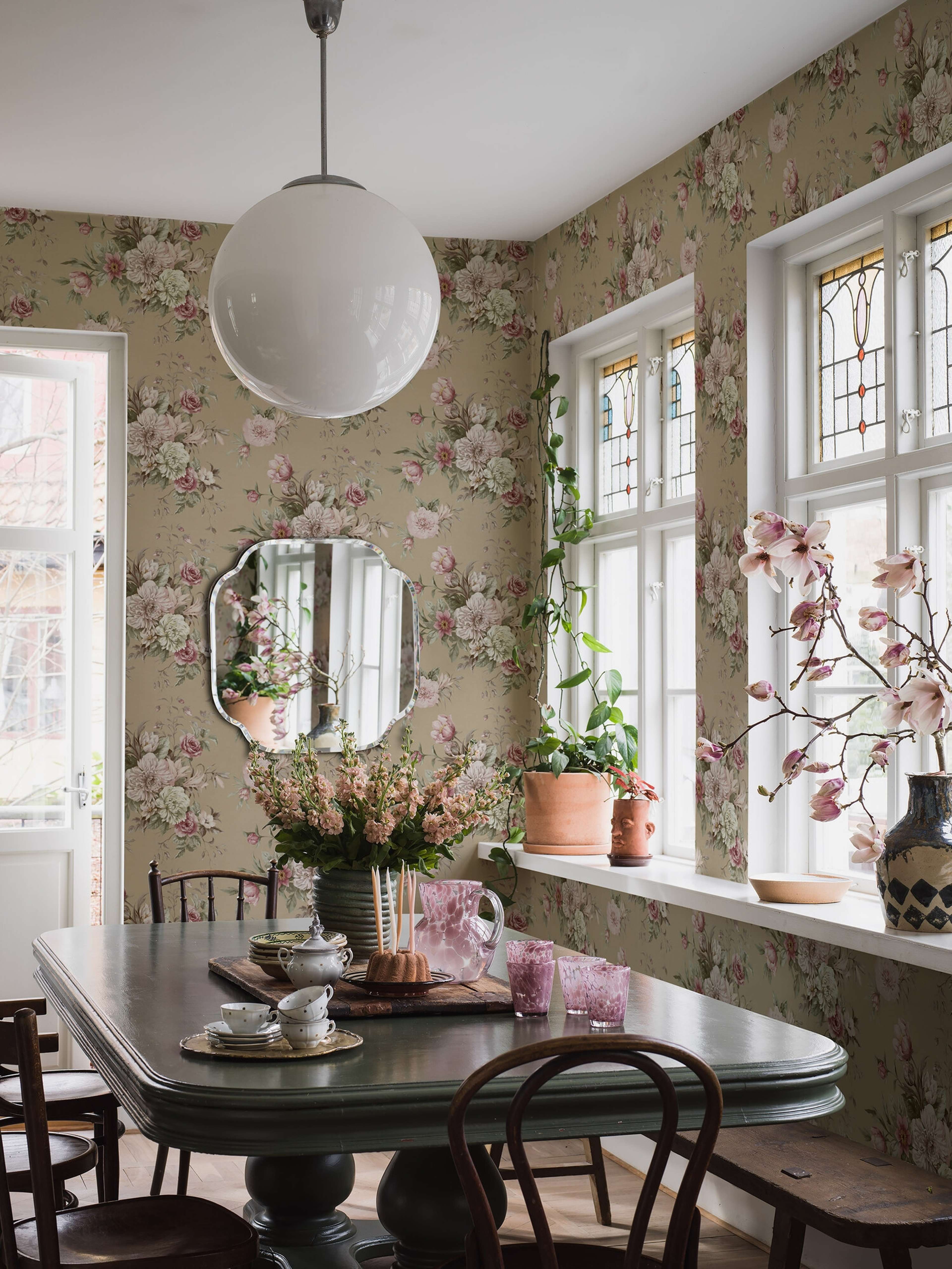 Floral Charm tapet tapet med blommigt mönster i beige. Från kollektionen Dreamy Escape. Nonwoven-material med förskjuten passning. Passar i vardagsrum och matsal.