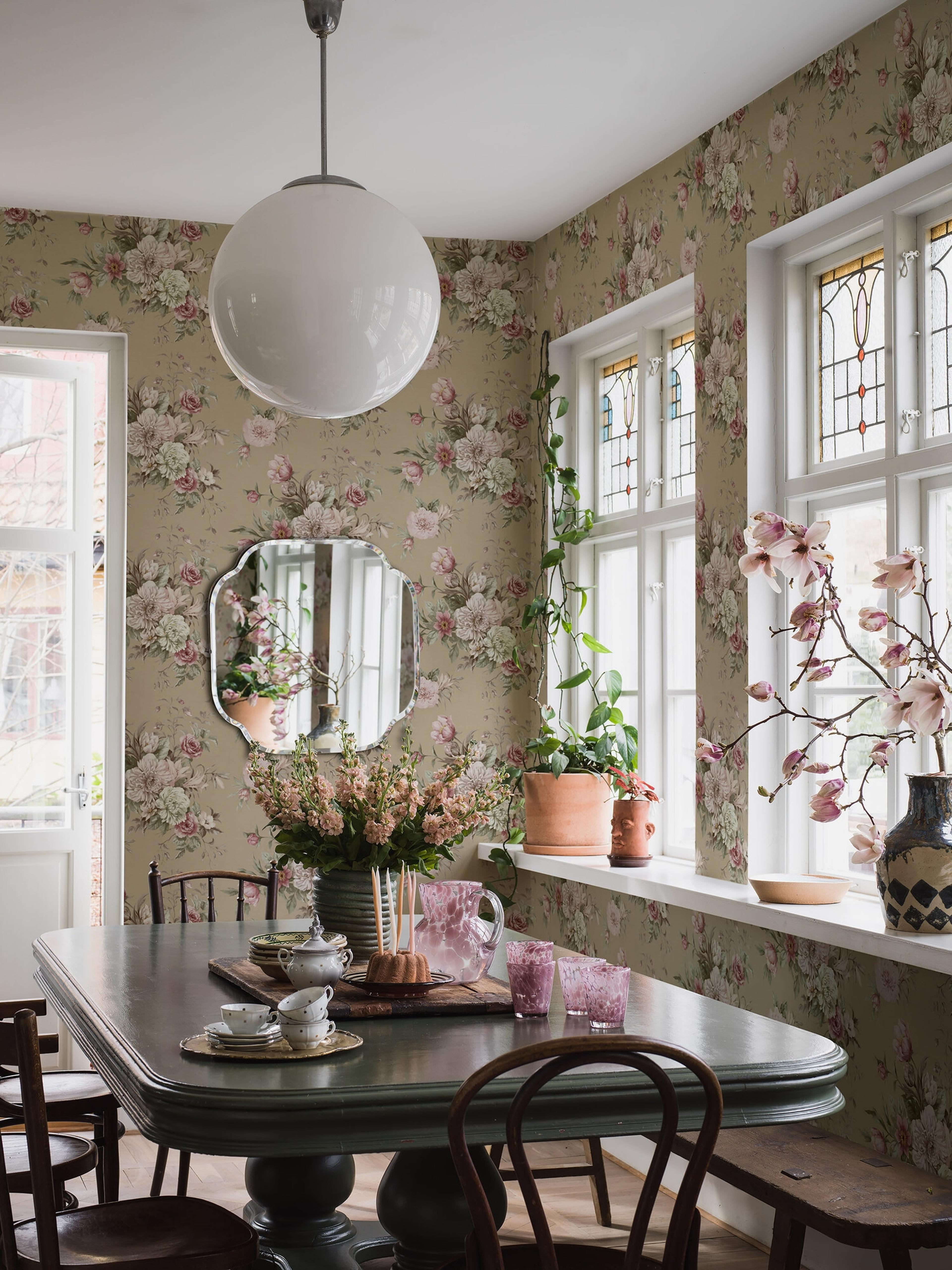 Floral Charm tapet tapet med blommigt mönster i beige. Från kollektionen Dreamy Escape. Nonwoven-material med förskjuten passning. Passar i vardagsrum och matsal.