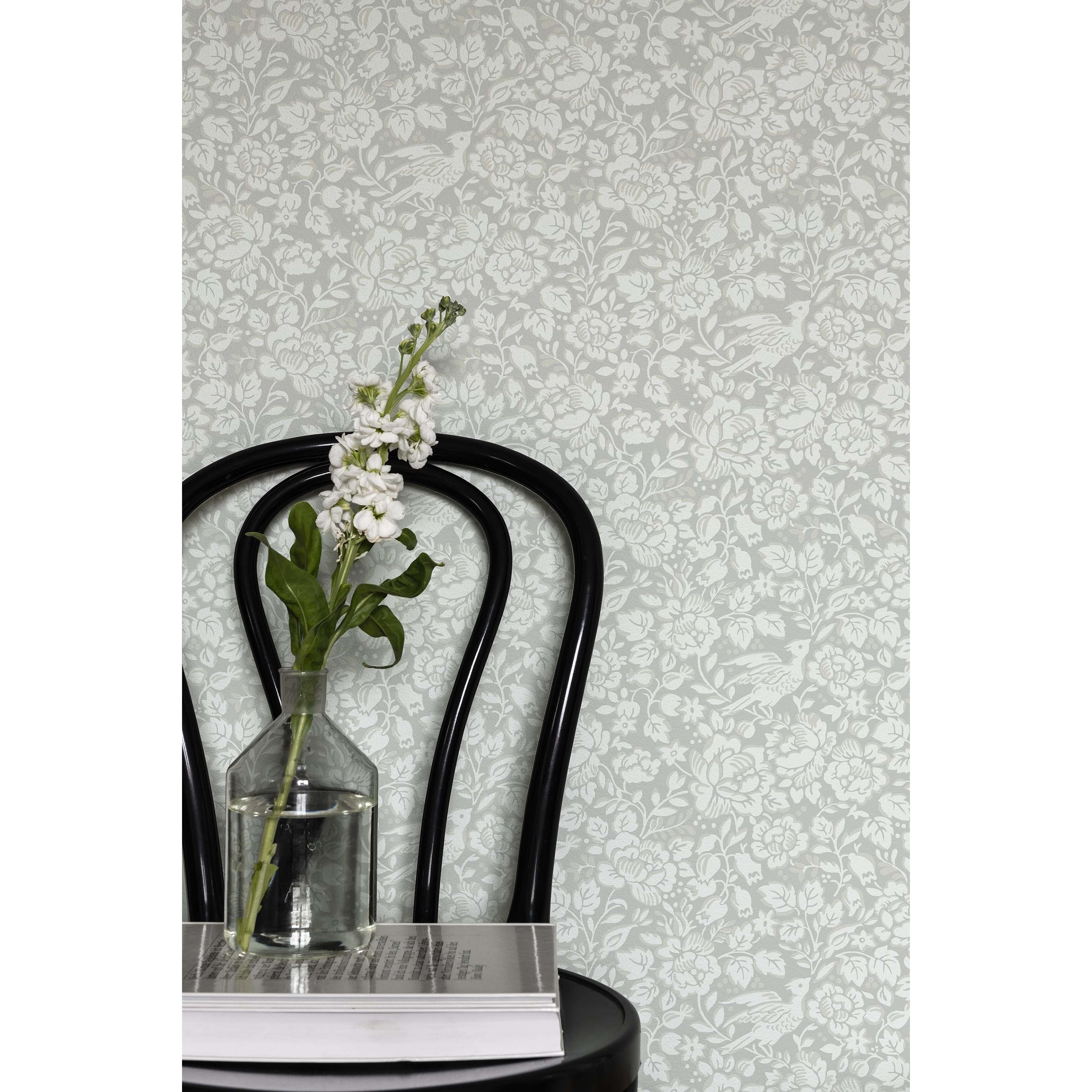Jenny, vit tapet med botaniskt mönster i vit. Från kollektionen Blommor & Blad. Nonwoven-material med förskjuten passning.
