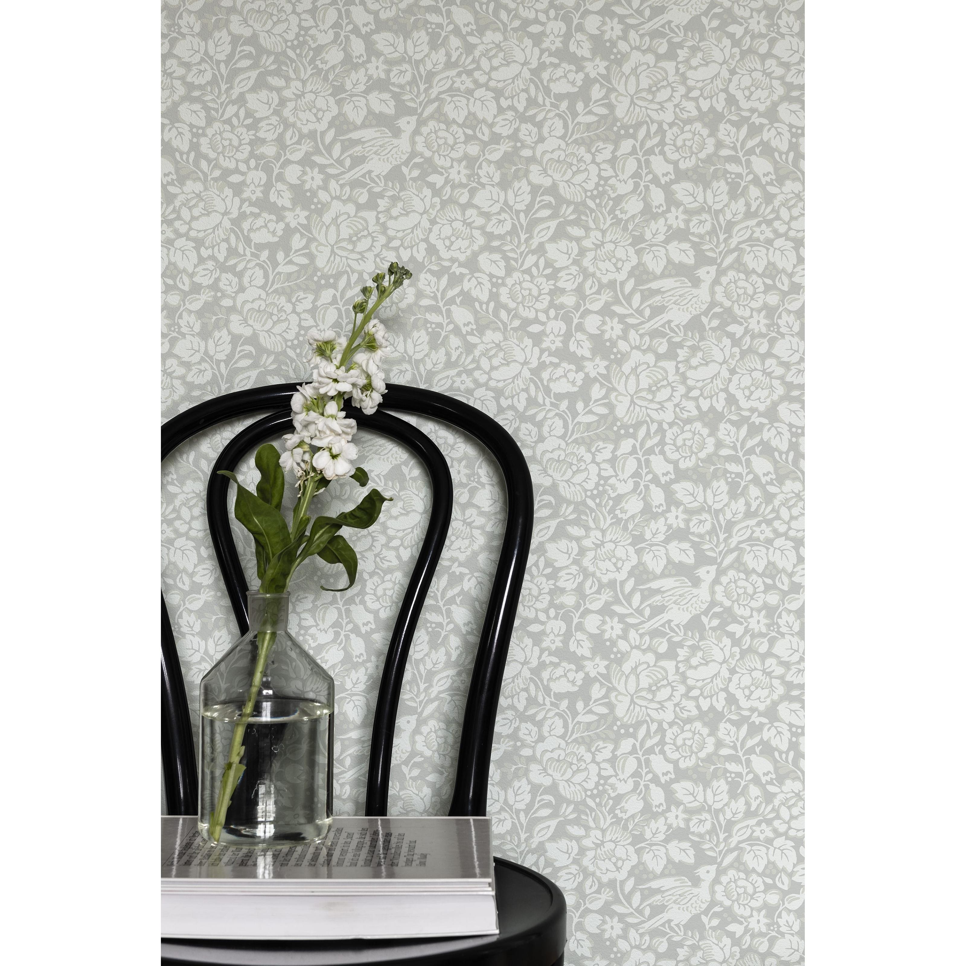 Jenny, vit tapet med botaniskt mönster i vit. Från kollektionen Blommor & Blad. Nonwoven-material med förskjuten passning.