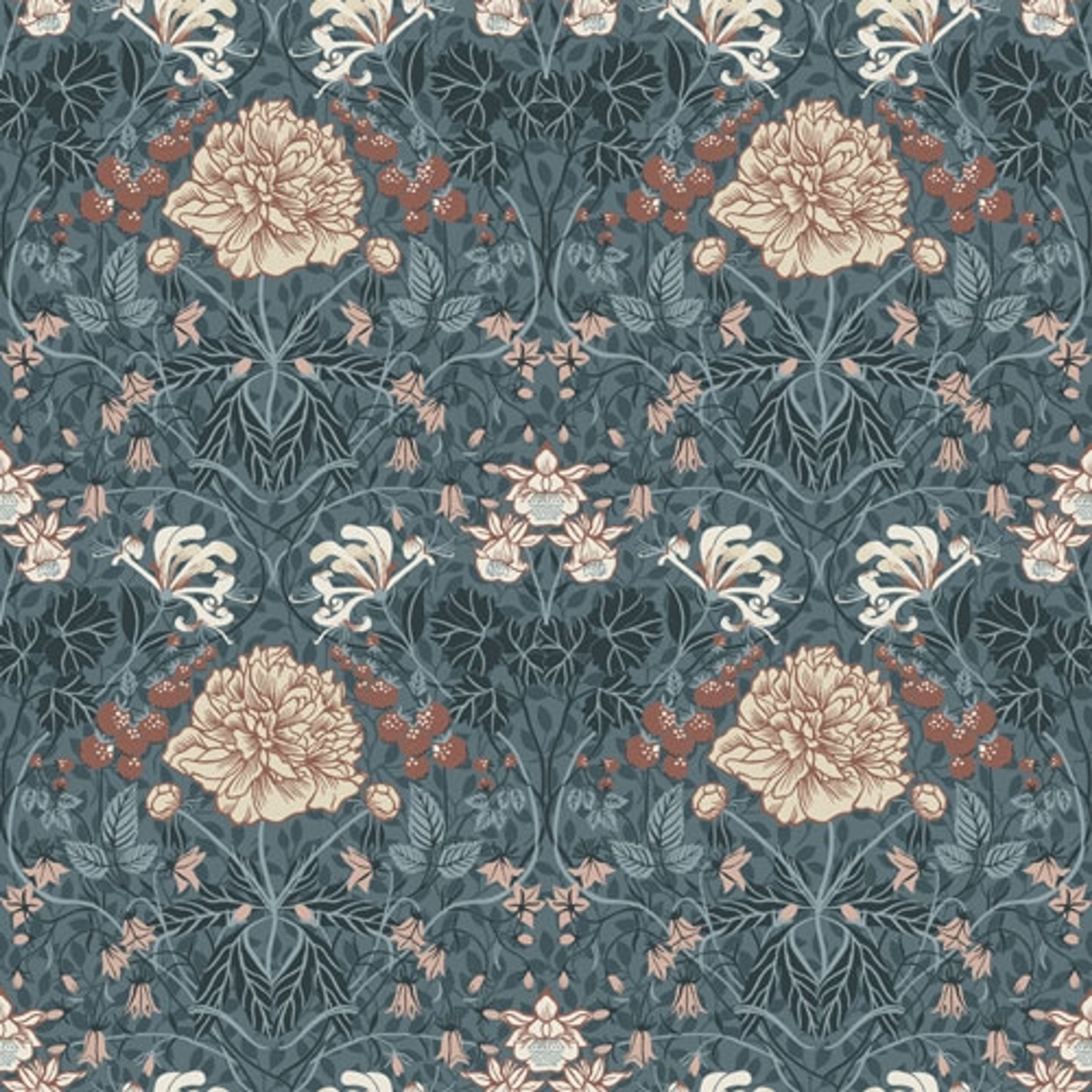 Sarah storblommig, blå tapet från Midbec med blommigt mönster i blå. Från kollektionen Lyckebo. Nonwoven-material med rak passning.