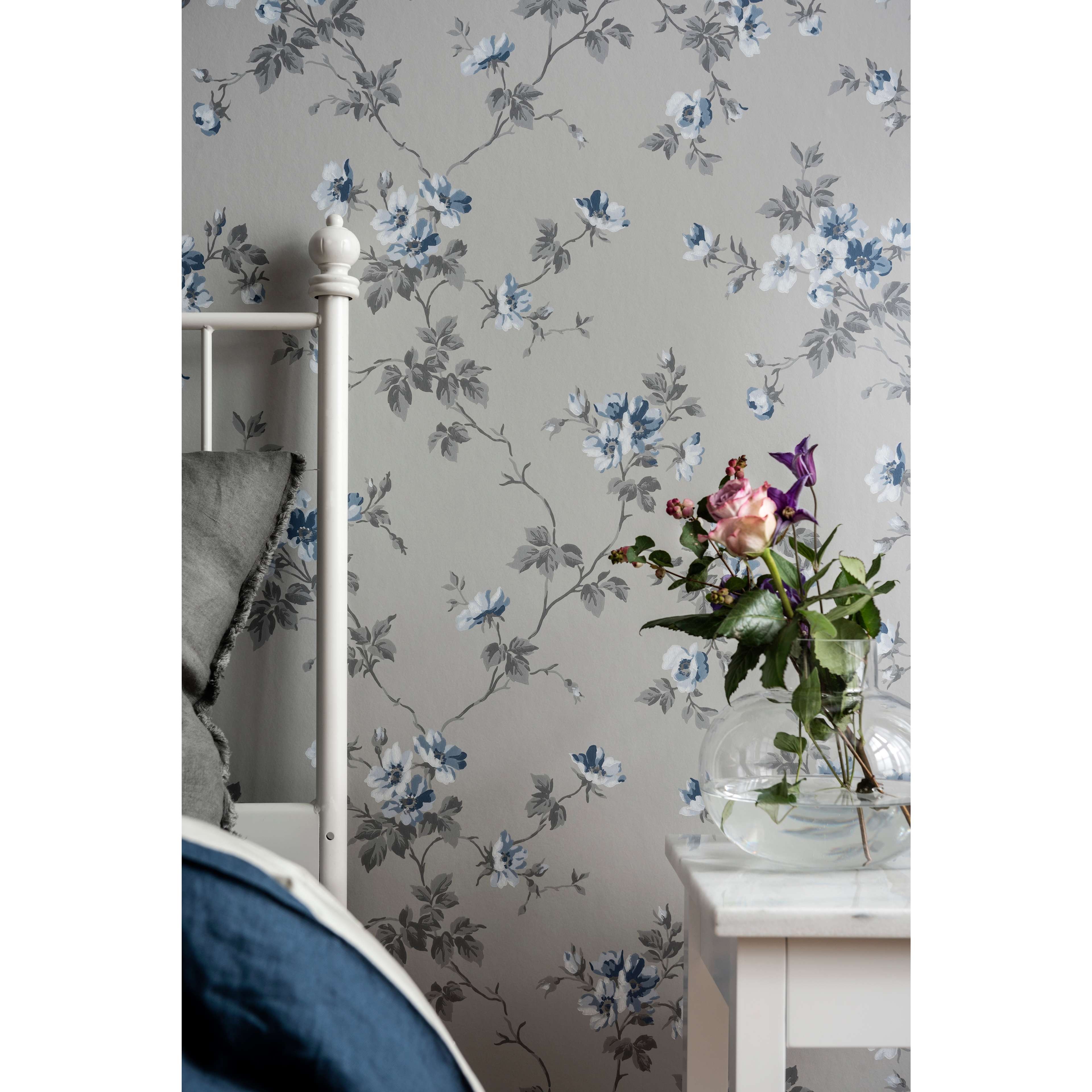Kristina, gråblå tapet från duro med blommigt mönster i grå. Från kollektionen Duro 1900. Nonwoven-material med förskjuten mönsterpassning. Country-stil.